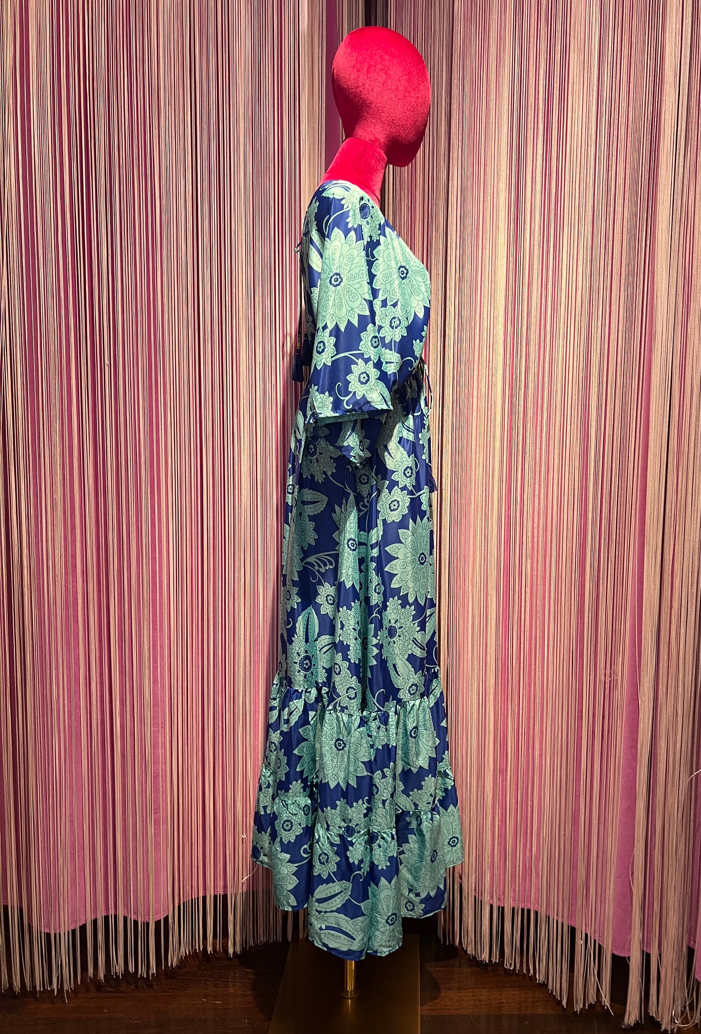 Mon amour Paris abito lungo con balze in seta scollato fantasia floreale azzurra e turchese