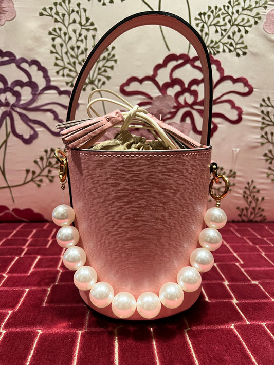 Borsa mini secchiello rosa pelle con decorazione perle e tracollina