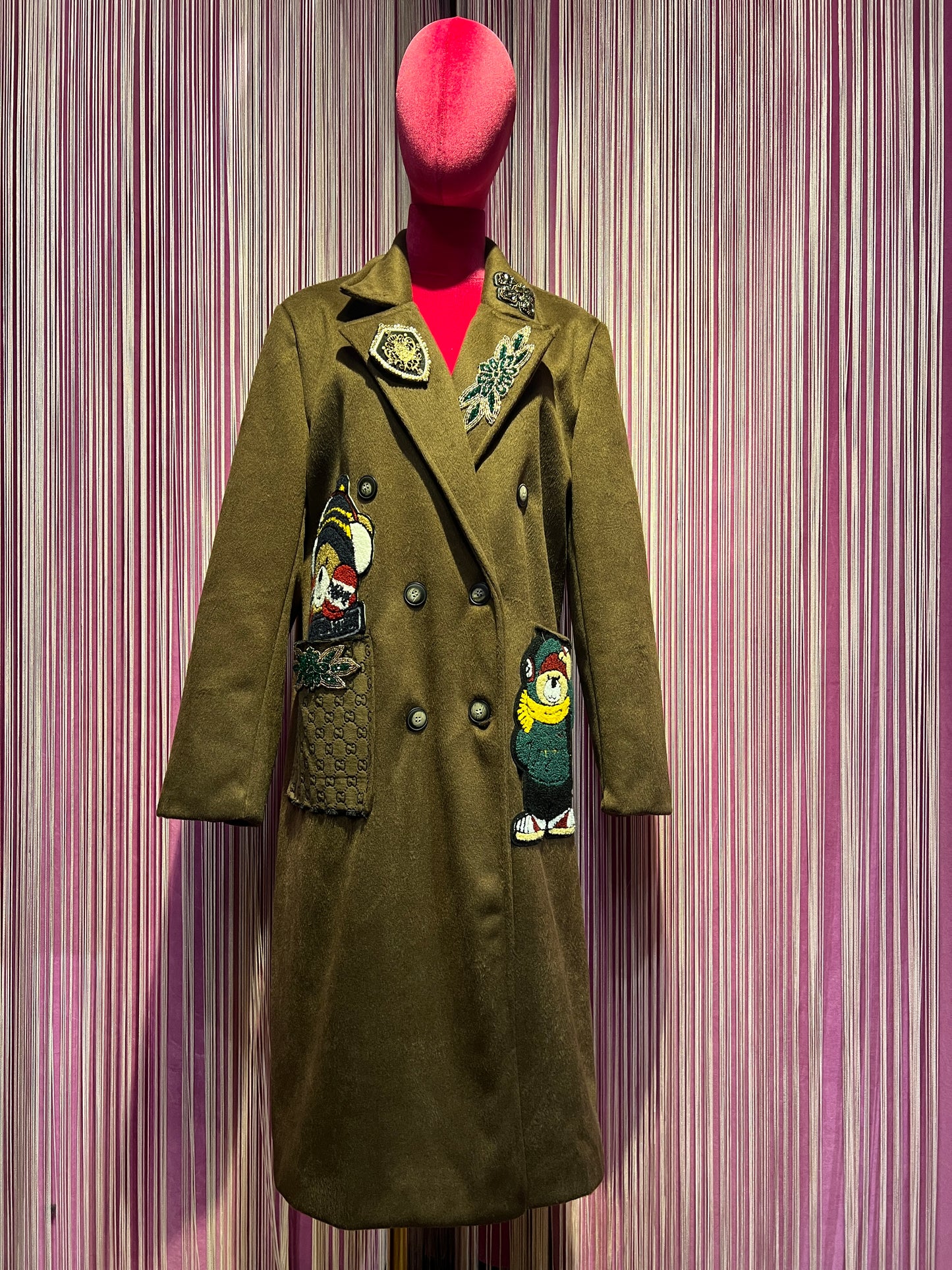 ABpink 🩷cappotto doppiopetto cioccolato patch teddy , perline e tessuto GG