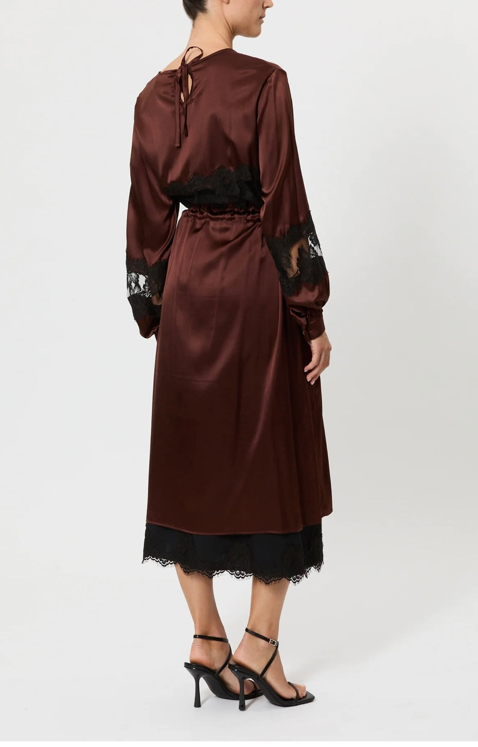 Pink memories abito marrone con pizzo nero manica lunga