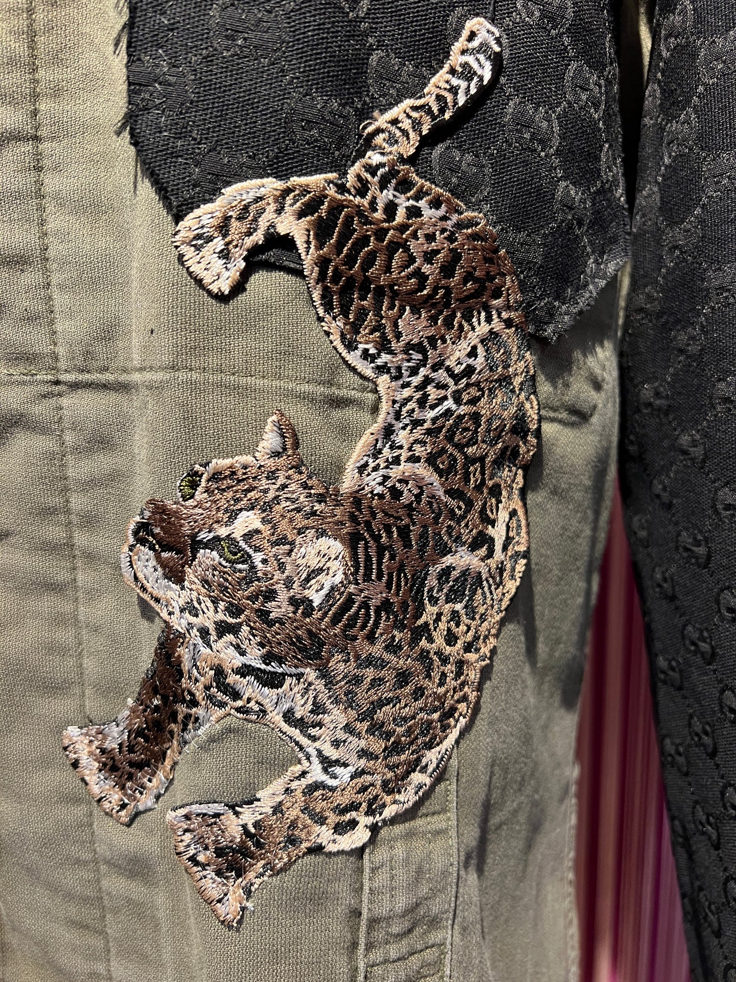 ABpink 🩷 la verdina , giacca militare con patch tigre , cuore sacro paillettes e tessuto nero GG