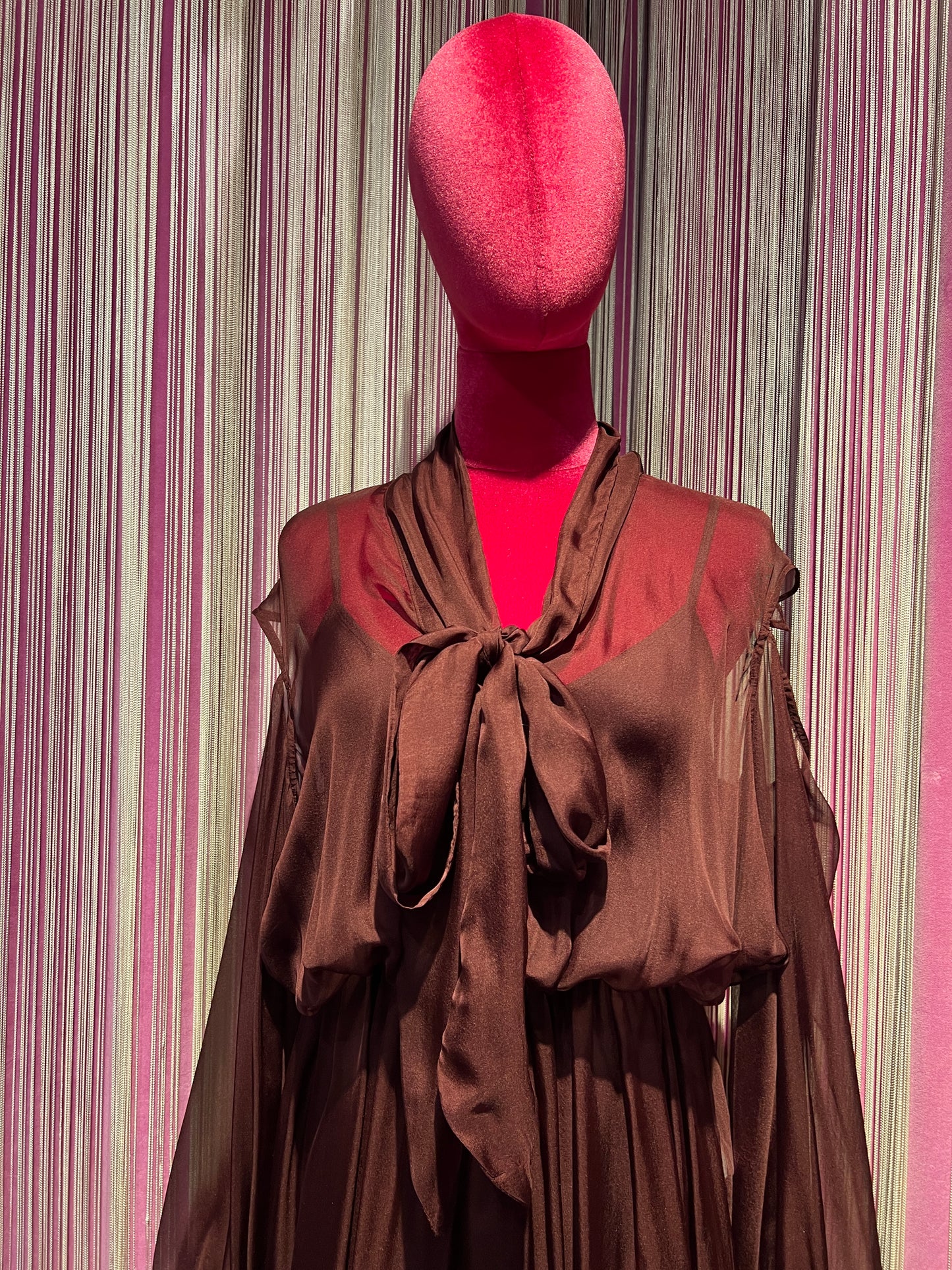 Isabelle Blanche Paris -40% di sconto abito in seta  con foulard maniche cut  out burgundi