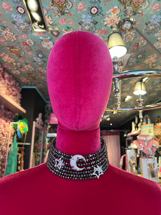 Manuela Ajo’ creazioni choker cristalli grigio scuro con spille mezza luna e stelle di strass