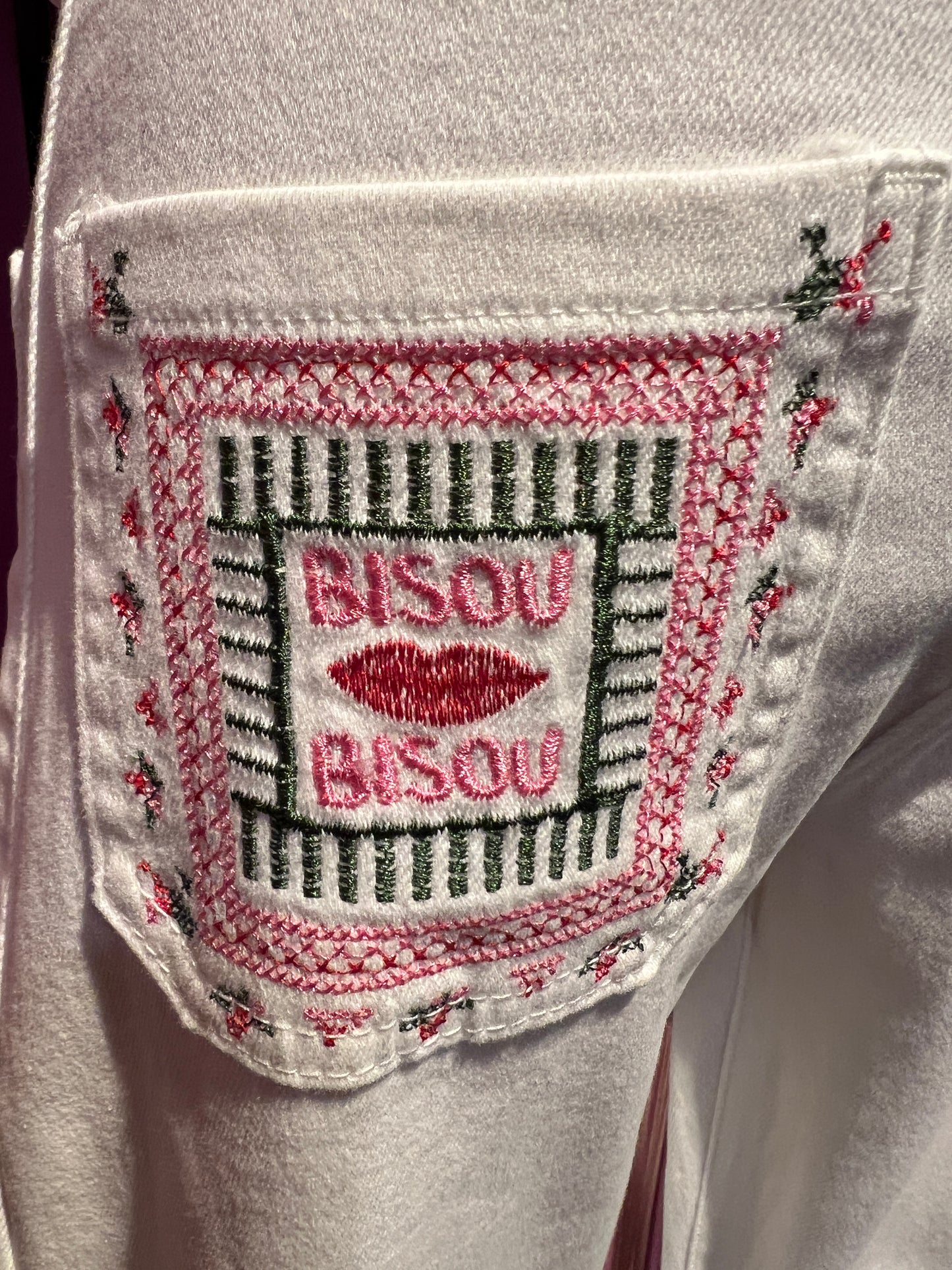 Mon amour Paris pantalone jeans denim bianco con tasche ricamate cuore e scritta bisous bisous (Le taglie dei capi sono espresse in formato internazionale (S, M, L, XL…) e accompagnate dalla corrispondente taglia francese indicata in etichetta.)