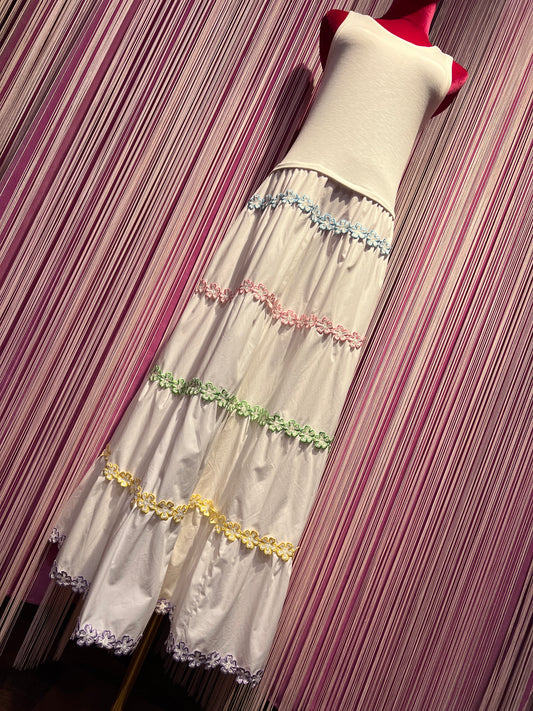 Sincere Paris abito lungo a canotta con balze e passamaneria floreale