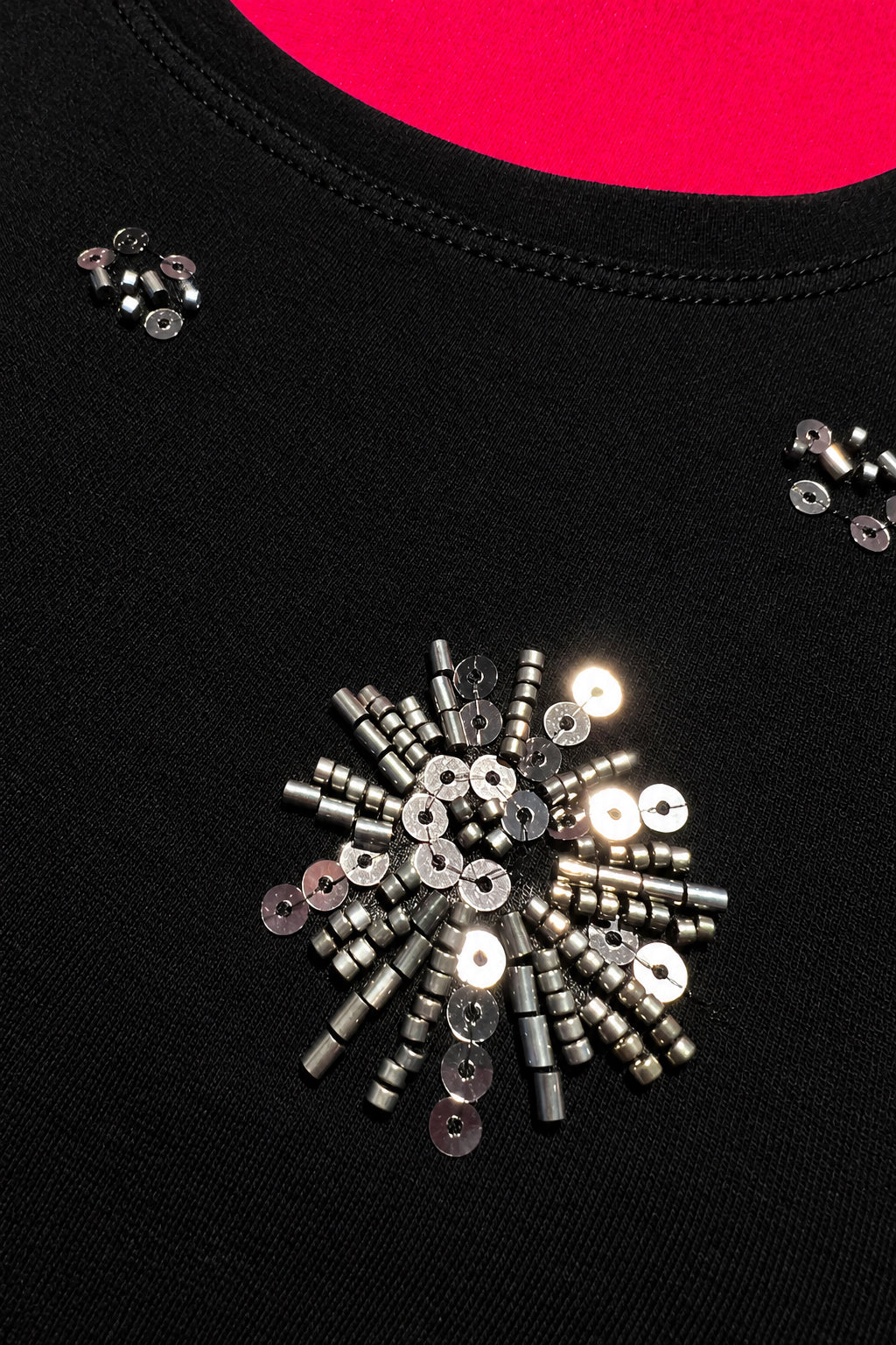 The room t shirt nera con decorazioni paillettes e perline