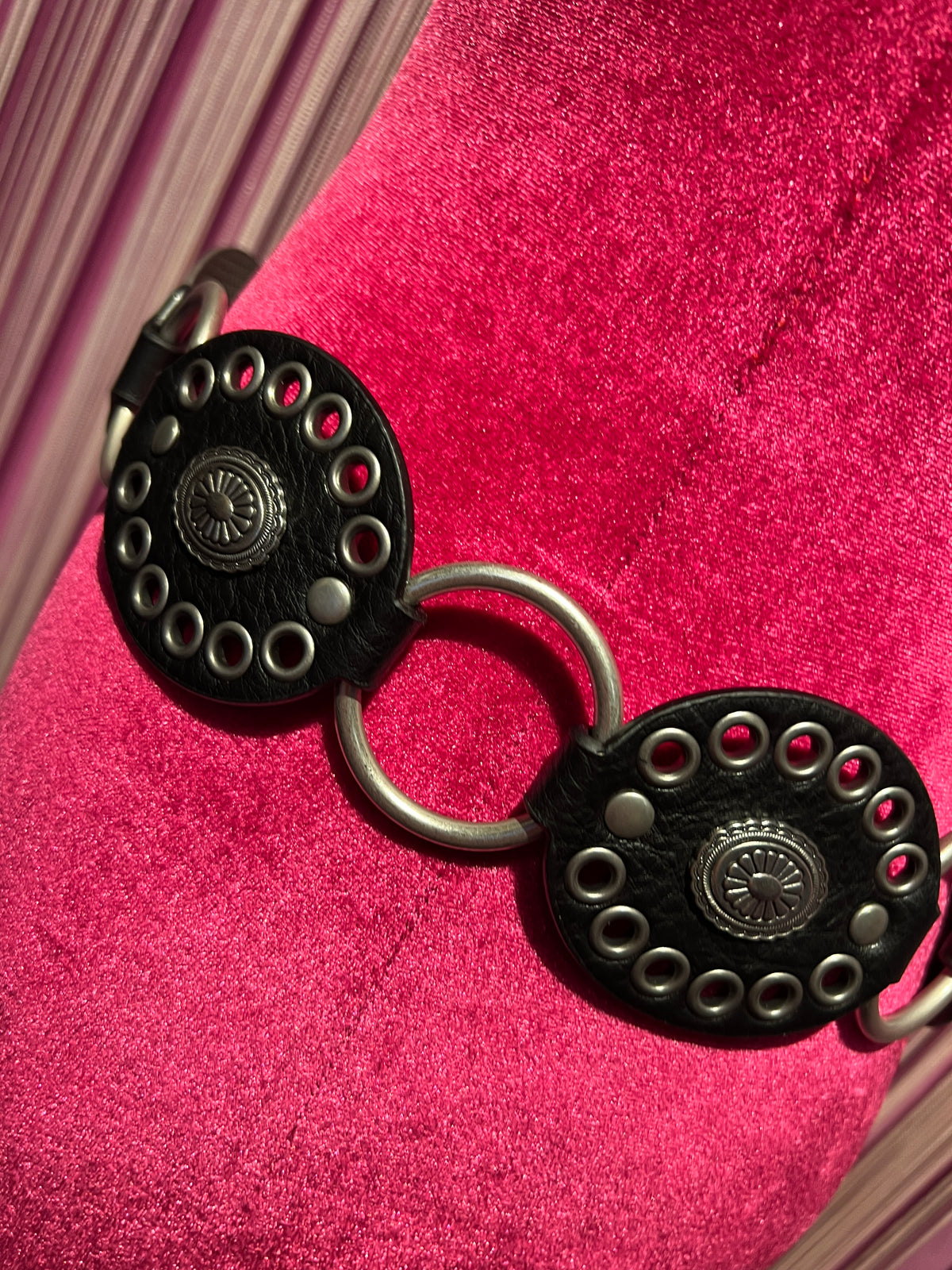 Love & roses cintura in ecopelle nera con fibbia ,dettagli circolari  metallo e borchie