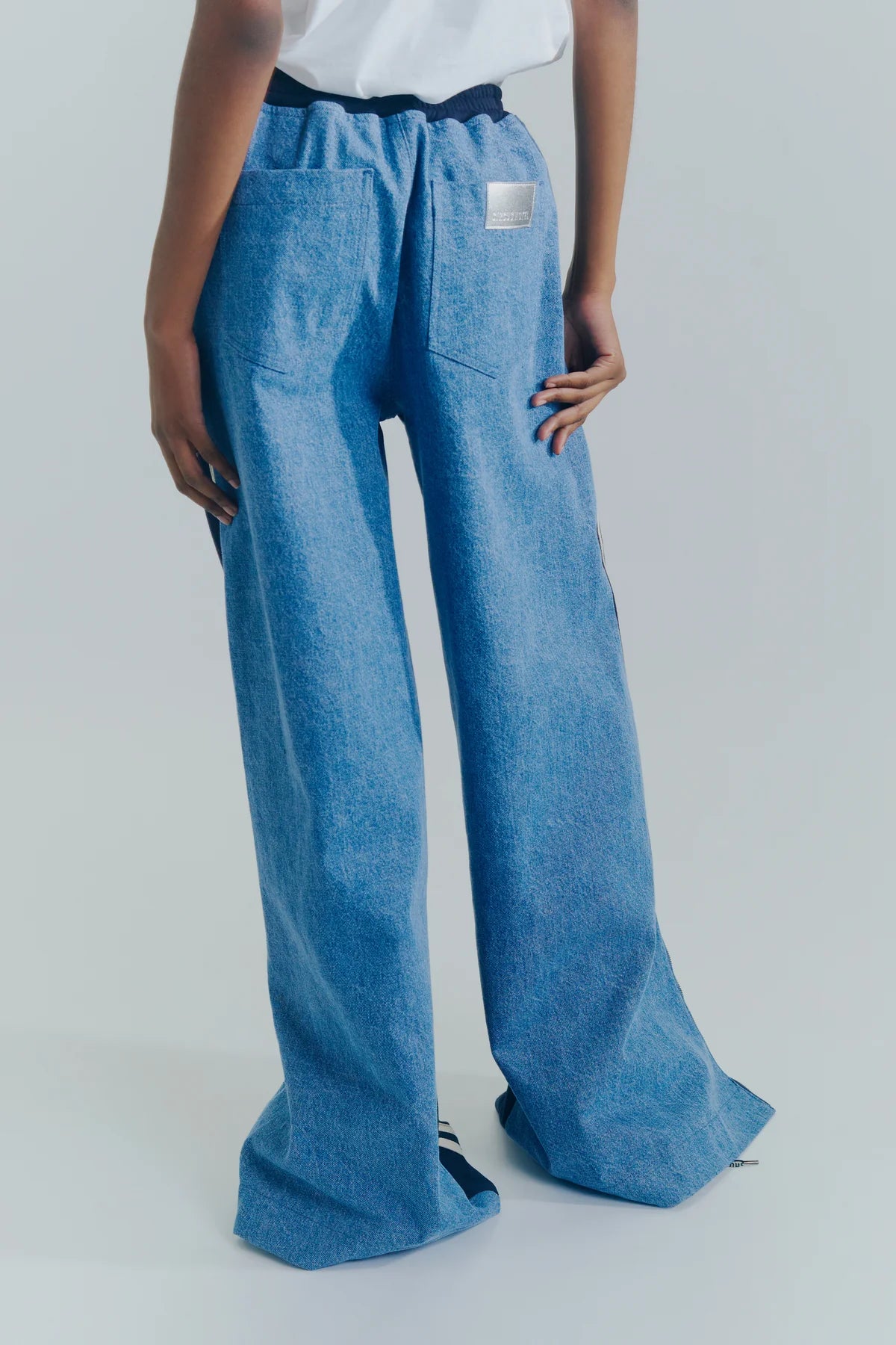 Circus hotel pantalone wide leg in felpa misto denim , bande laterali con zip al fondo, elastico in vita