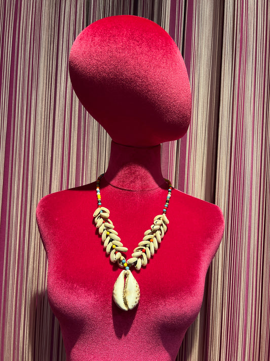Collana lunga con perle multicolor conchiglie e conchiglia centrale grande