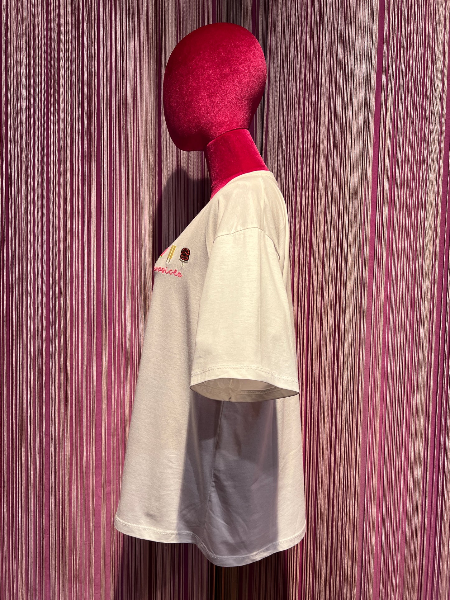 Love & roses t-shirt over con scritta ricamata “ popsicle “