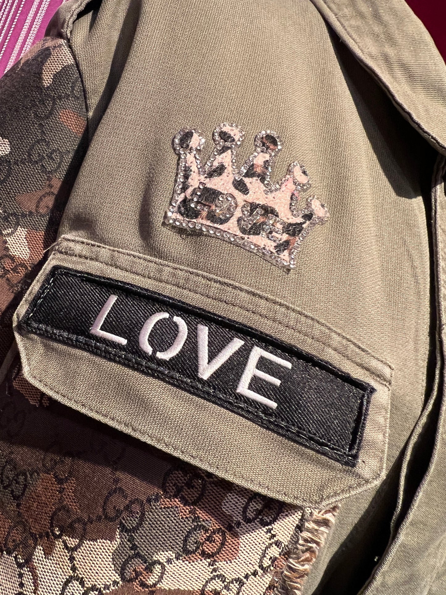 ABpink 🩷la verdina , giacca miltare con maniche camouflage logate e applicazioni patch paillettes, fiori ricamati e corona animalier