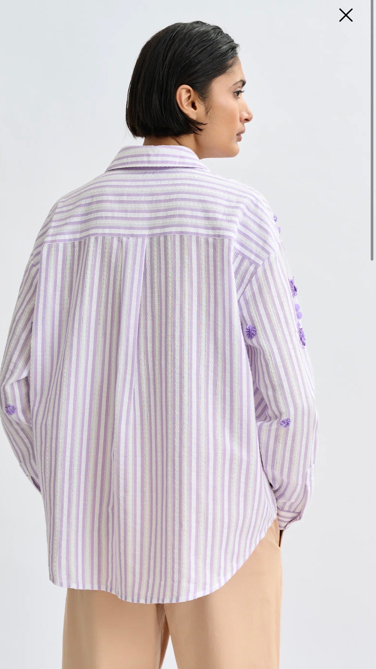 Essentiel antwerp -40% di sconto camicia in cotone righe avorio e viola con decorazioni floreali paillettes e perline
