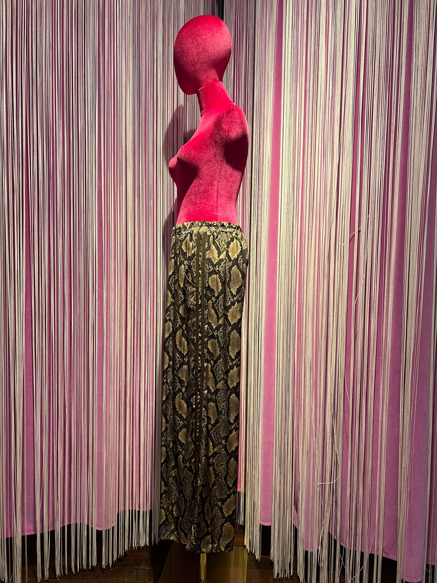 The room completo in viscosa camicia nera e pantalone stampa animalier pitonata