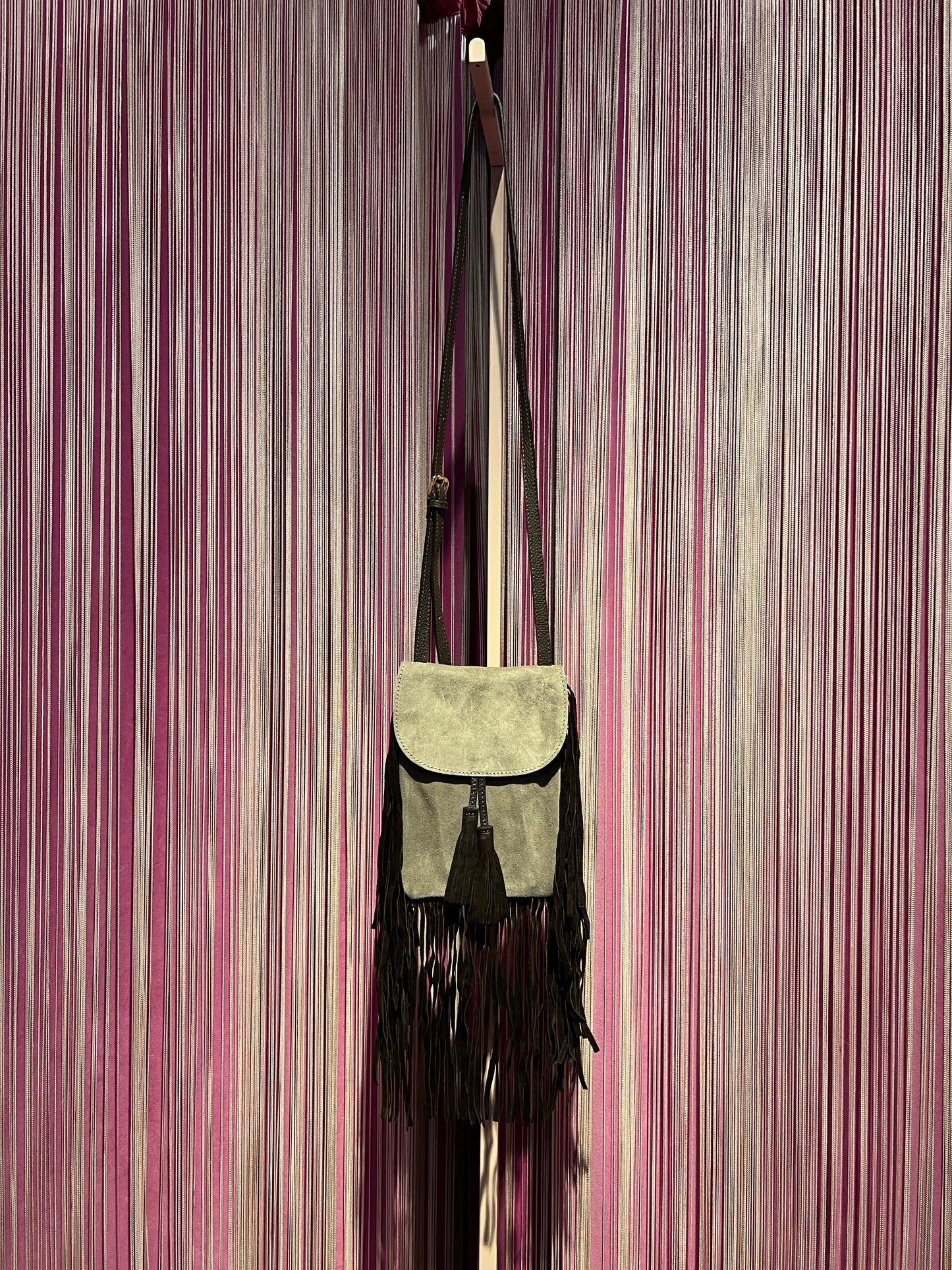 Love & roses tracollina in suede con frange nappina e mini pochette, colore grigio chiaro