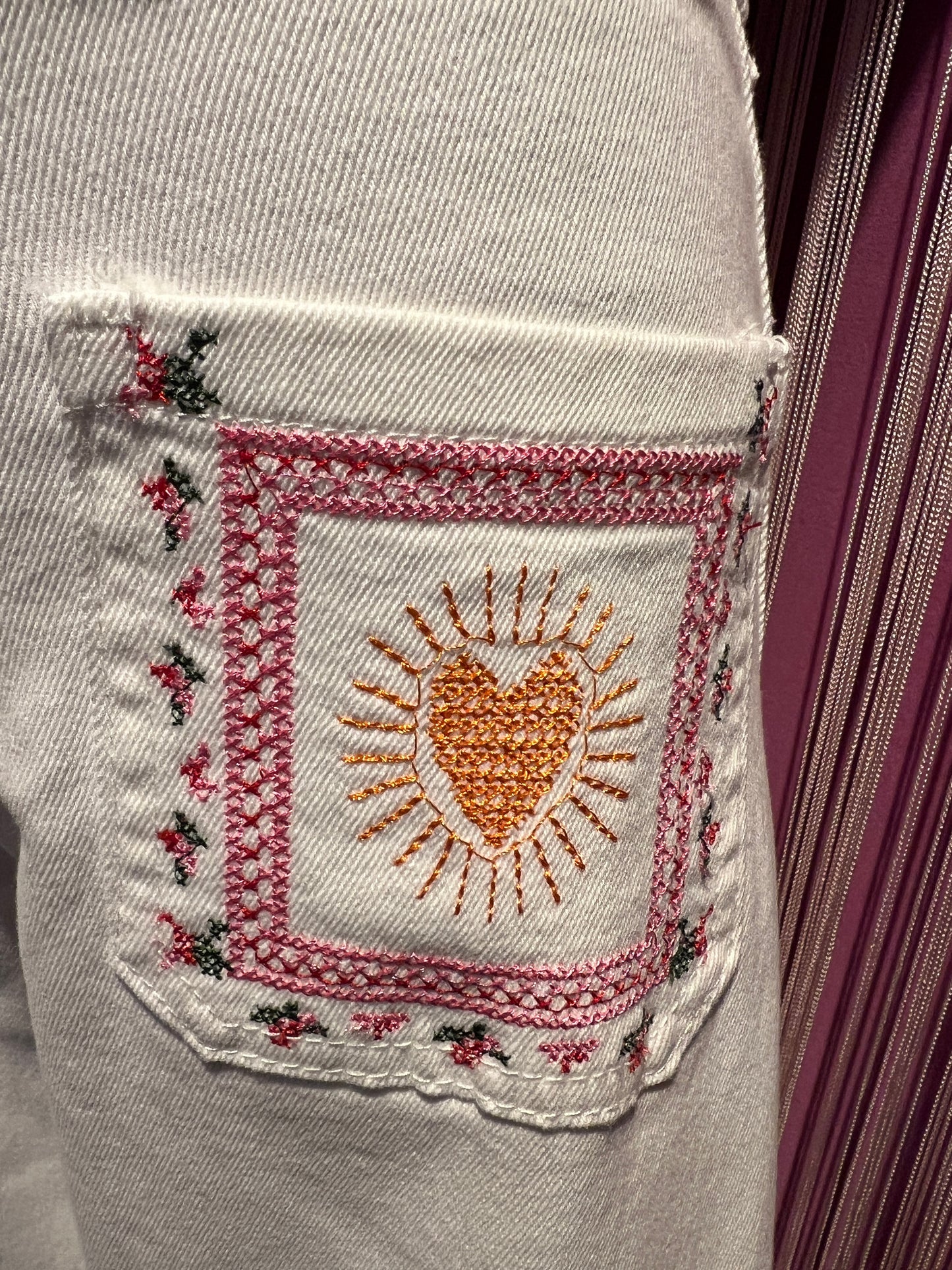 Mon amour Paris pantalone jeans denim bianco con tasche ricamate cuore e scritta bisous bisous (Le taglie dei capi sono espresse in formato internazionale (S, M, L, XL…) e accompagnate dalla corrispondente taglia francese indicata in etichetta.)