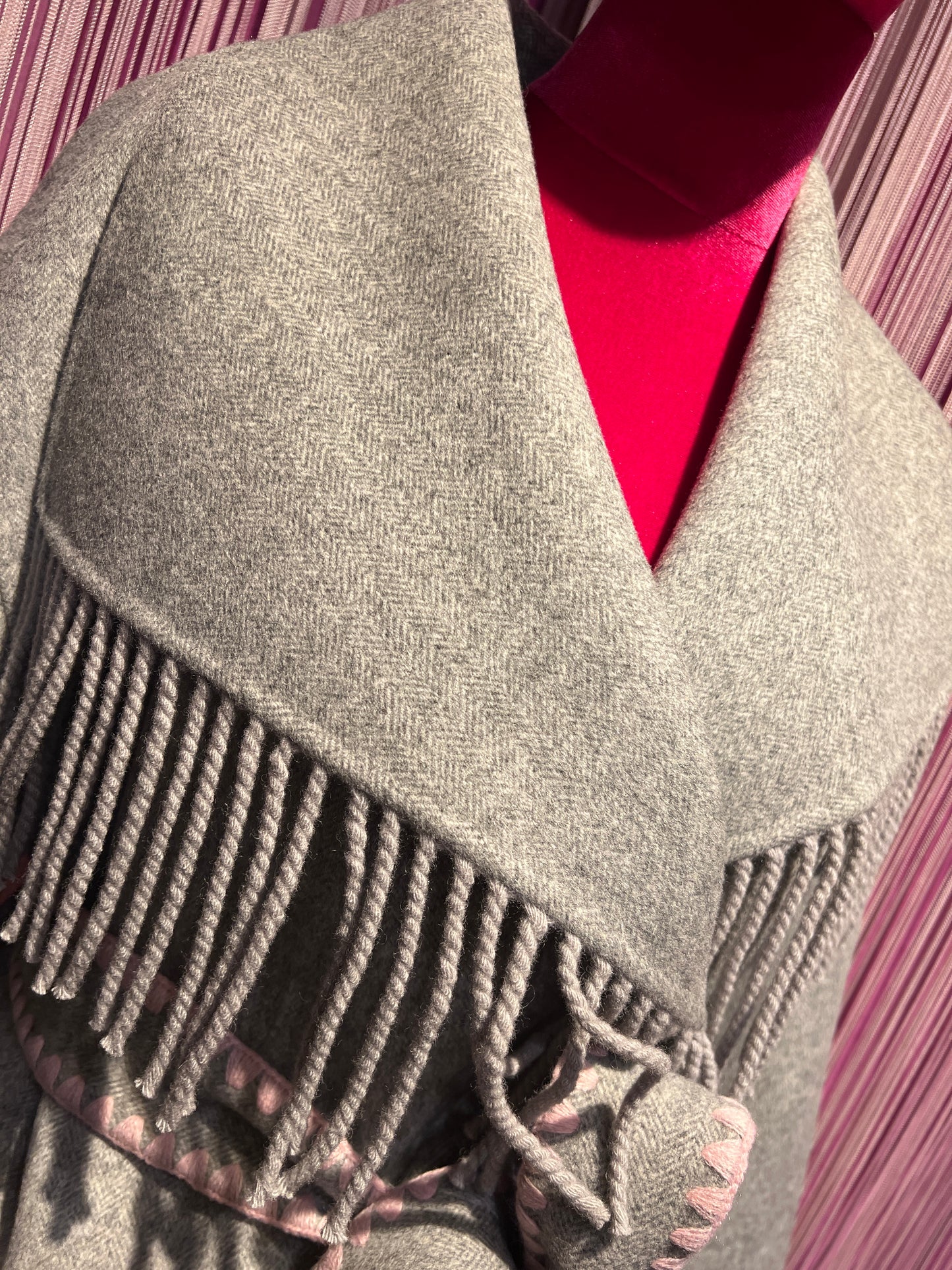 Sincere Paris giacca cappotto grigia con frange e cinta con bordo rosa