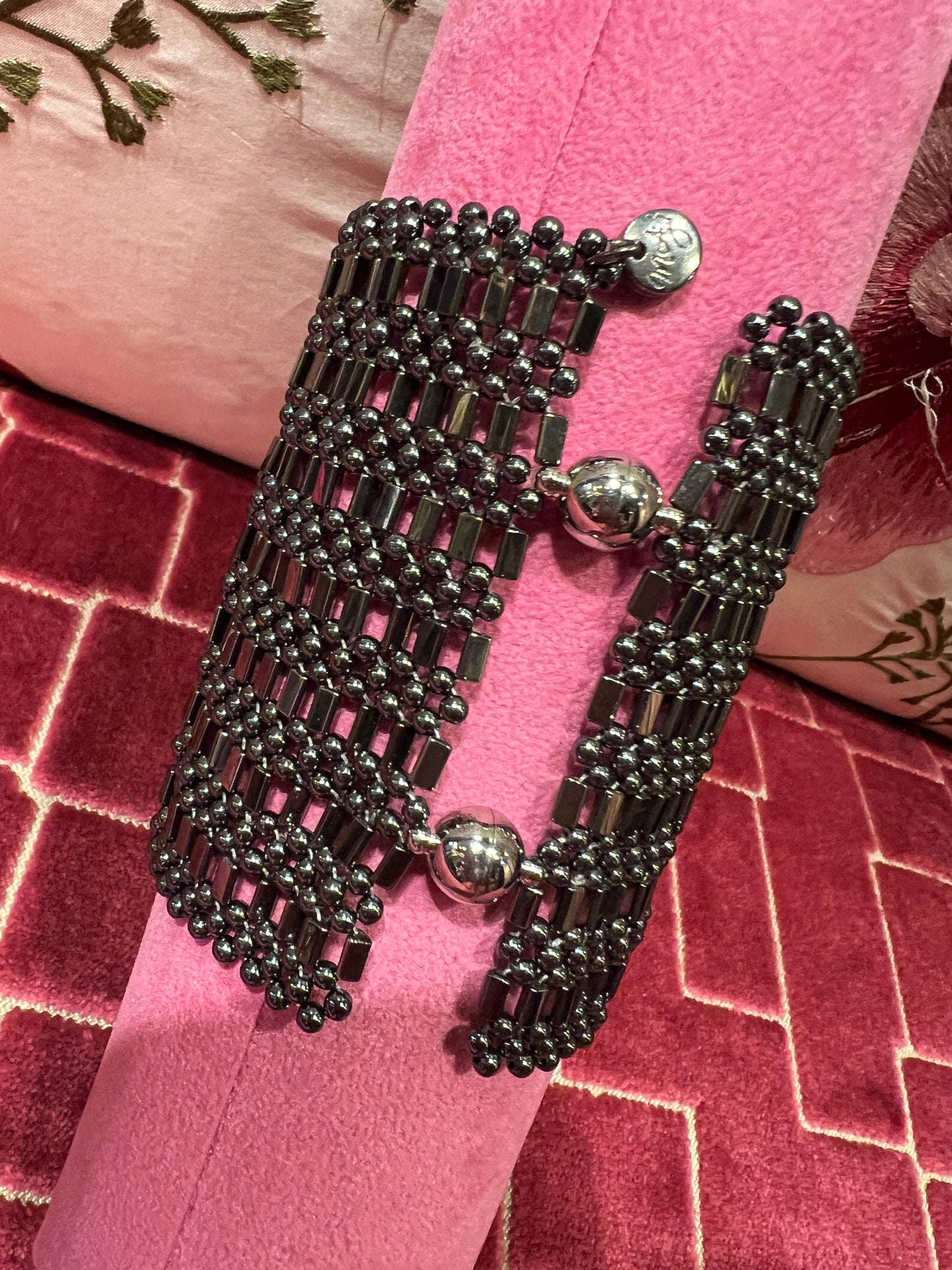 Manuela Ajo creazioni bracciale  in maglia metallica di perline grigio scuro con chiusura magnetica