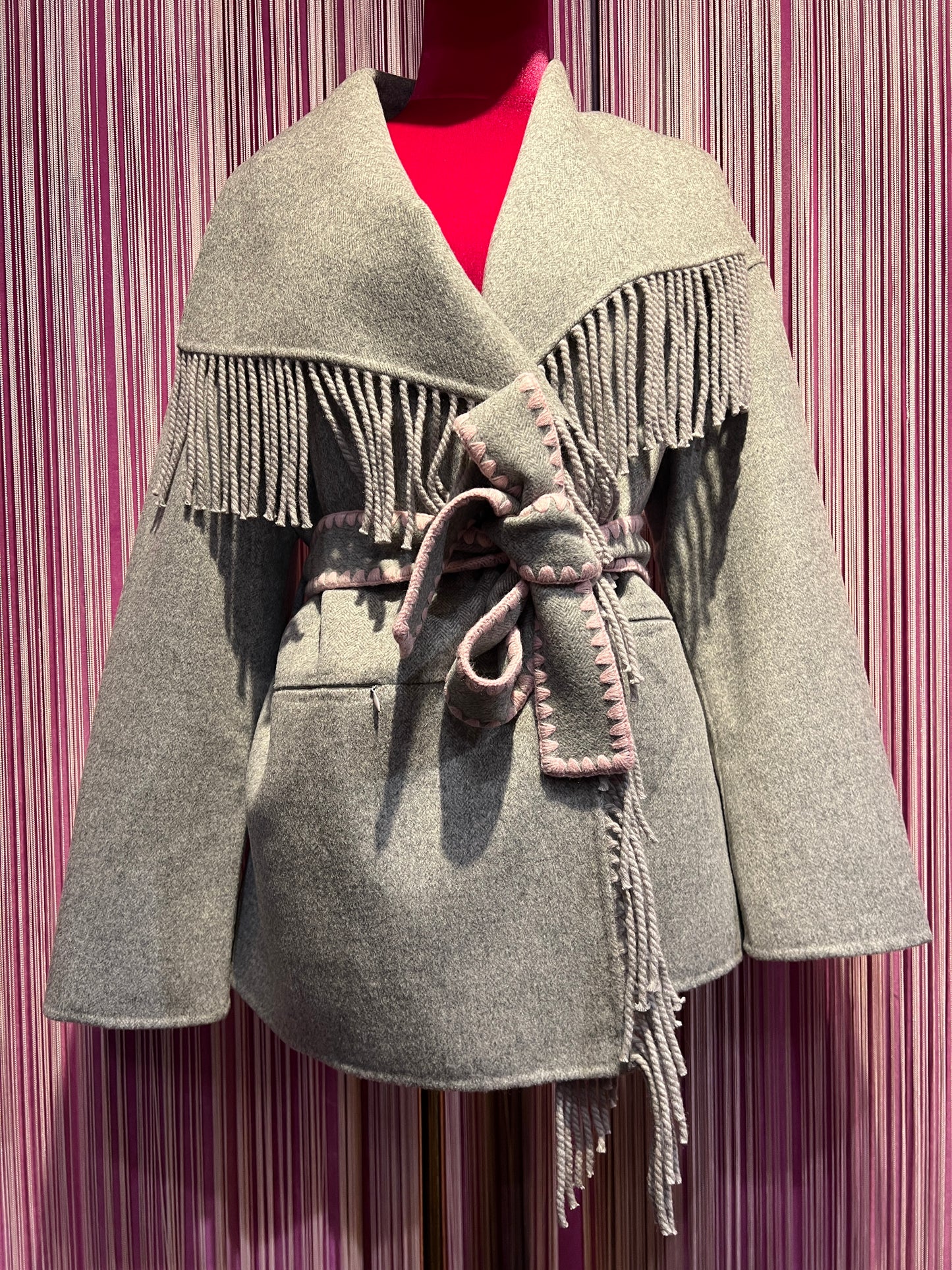 Sincere Paris giacca cappotto grigia con frange e cinta con bordo rosa