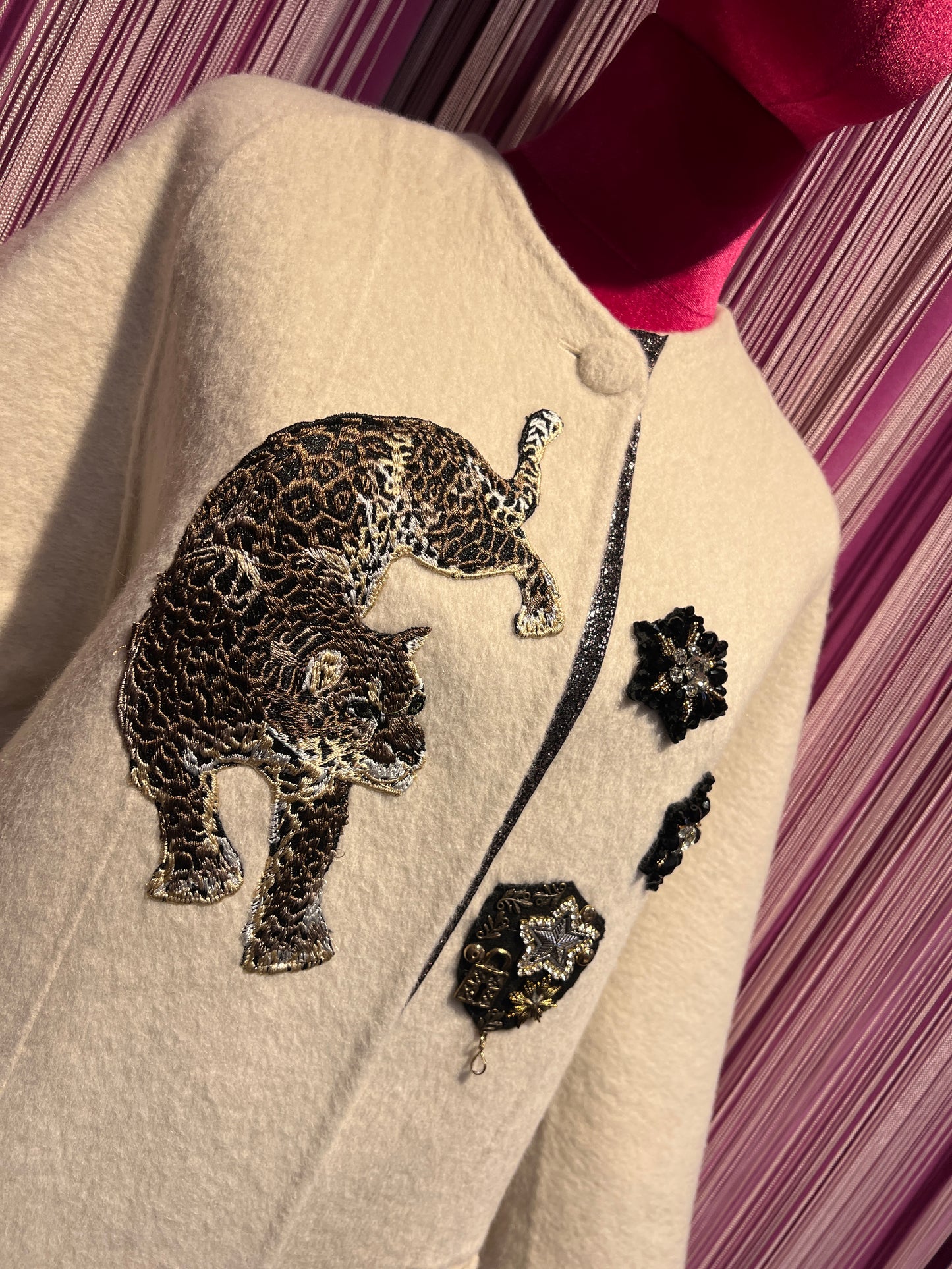 ABpink 🩷cappotto panna sfoderato con frange e sciarpa rimovibile, con patch cristalli e tigri