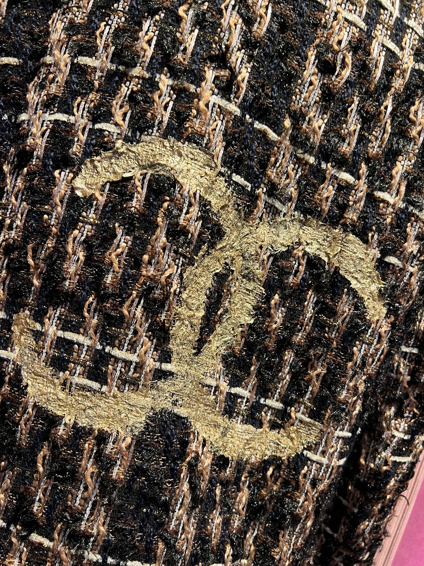 ABpink🩷 giacca in tweed nero e oro con spilla camelia