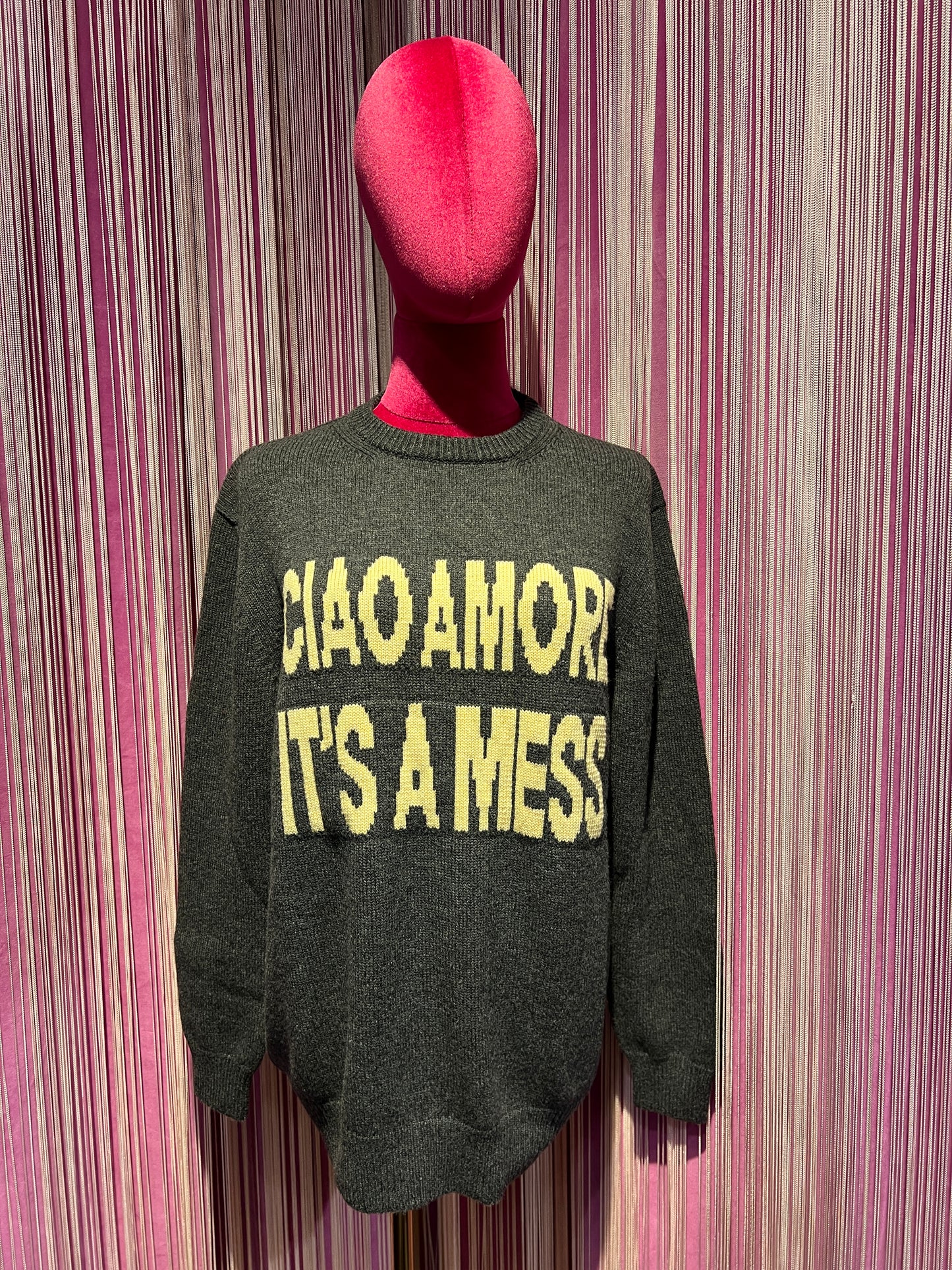 Giada Benincasa maglia girocollo grigia con scritta “ Ciao amore it’s a mess”