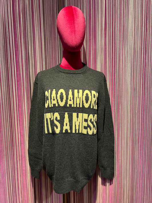 Giada Benincasa maglia girocollo grigia con scritta “ Ciao amore it’s a mess”