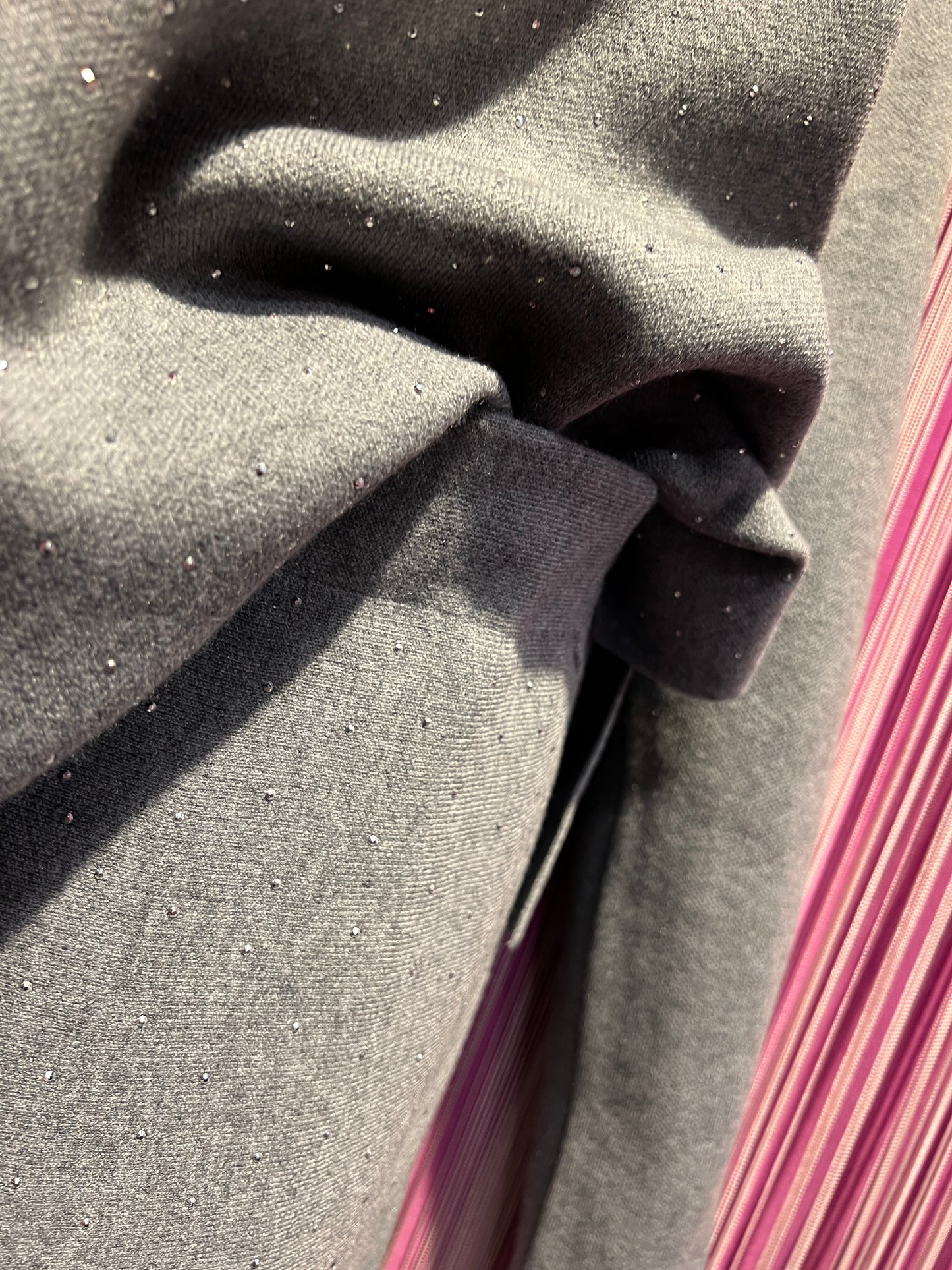 The room completo grigio con decorazioni micro cristalli maglia e gonna lunga svasata con elastico in vita