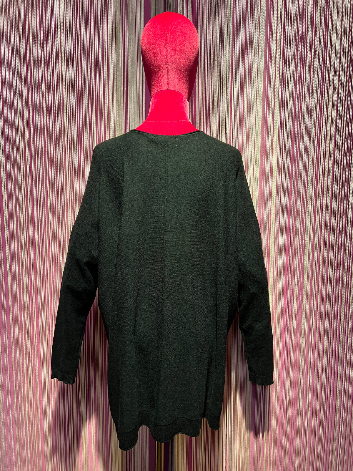 E. D.maglia nero con due tasche con applicazione orsacchiotto