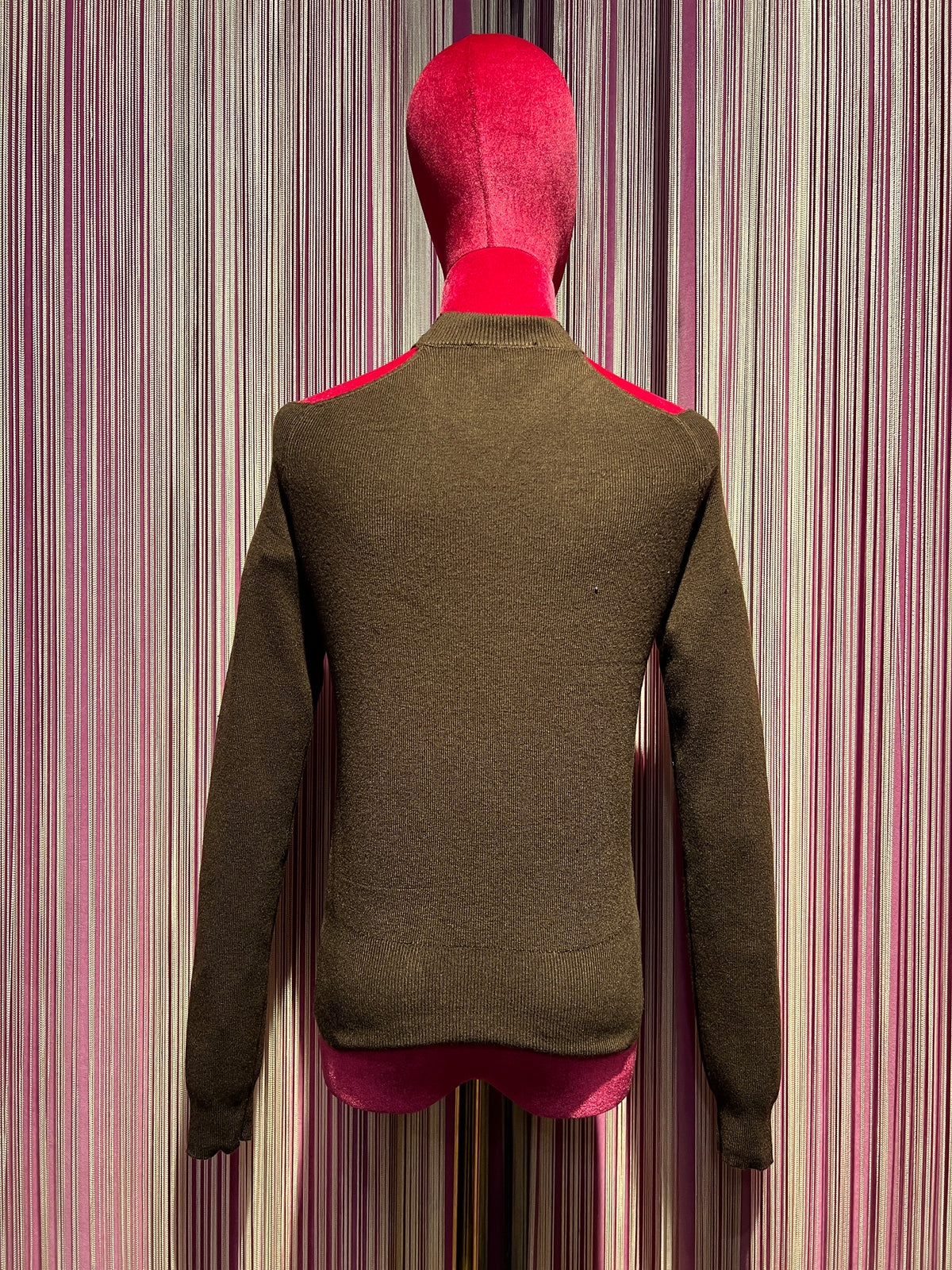 The room maglia cioccolato intreccio collo , oblò spalle e decorazioni micro cristalli