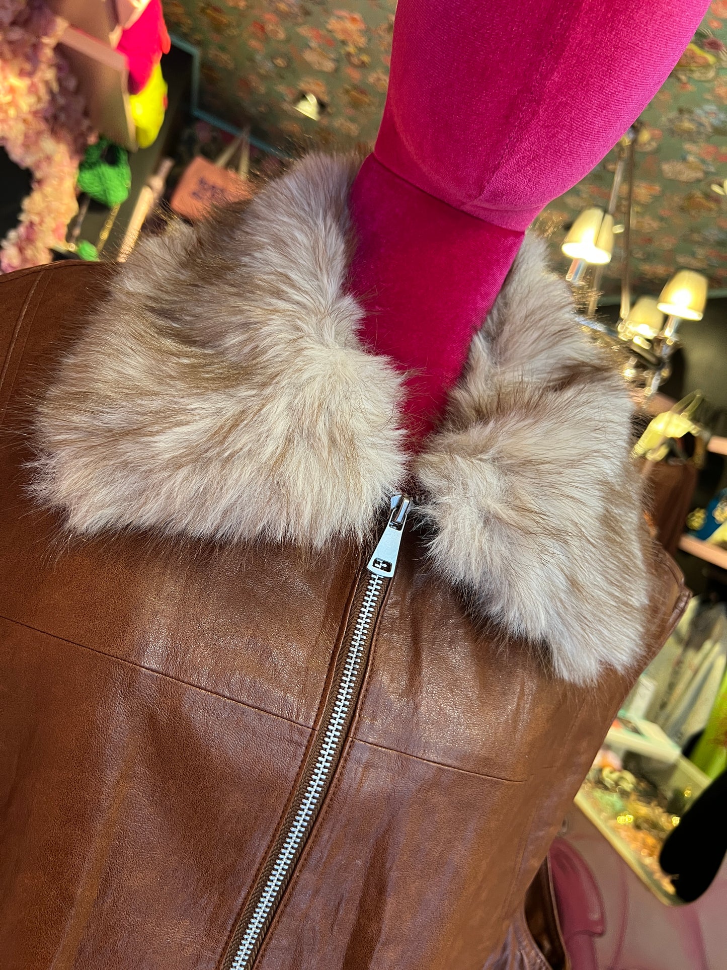 Mon amour Paris gilet ecopelle color cuoio con collo ecopelliccia rimovibile