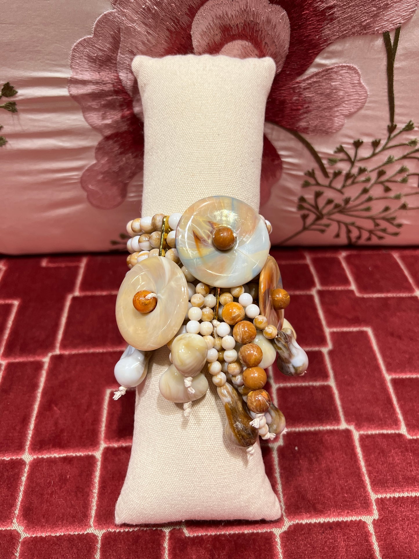 Bracciale perle beige e marroni con elementi circolari multifili
