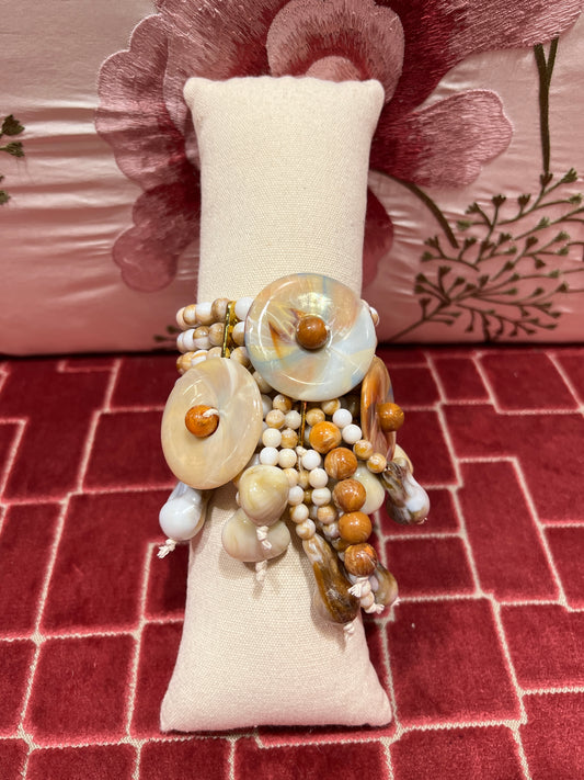 Bracciale perle beige e marroni con elementi circolari multifili