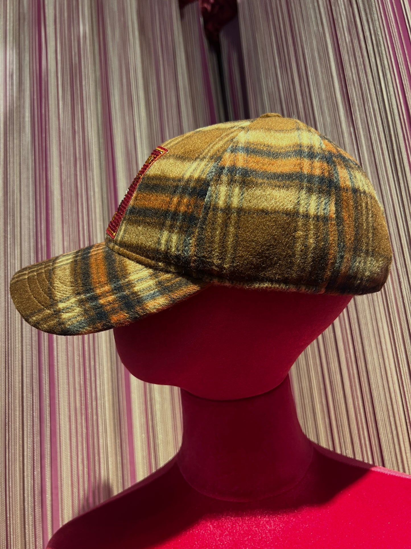 Rue Madam Paris cappello con visiera tartan marrone/arancio con decorazione cristalli