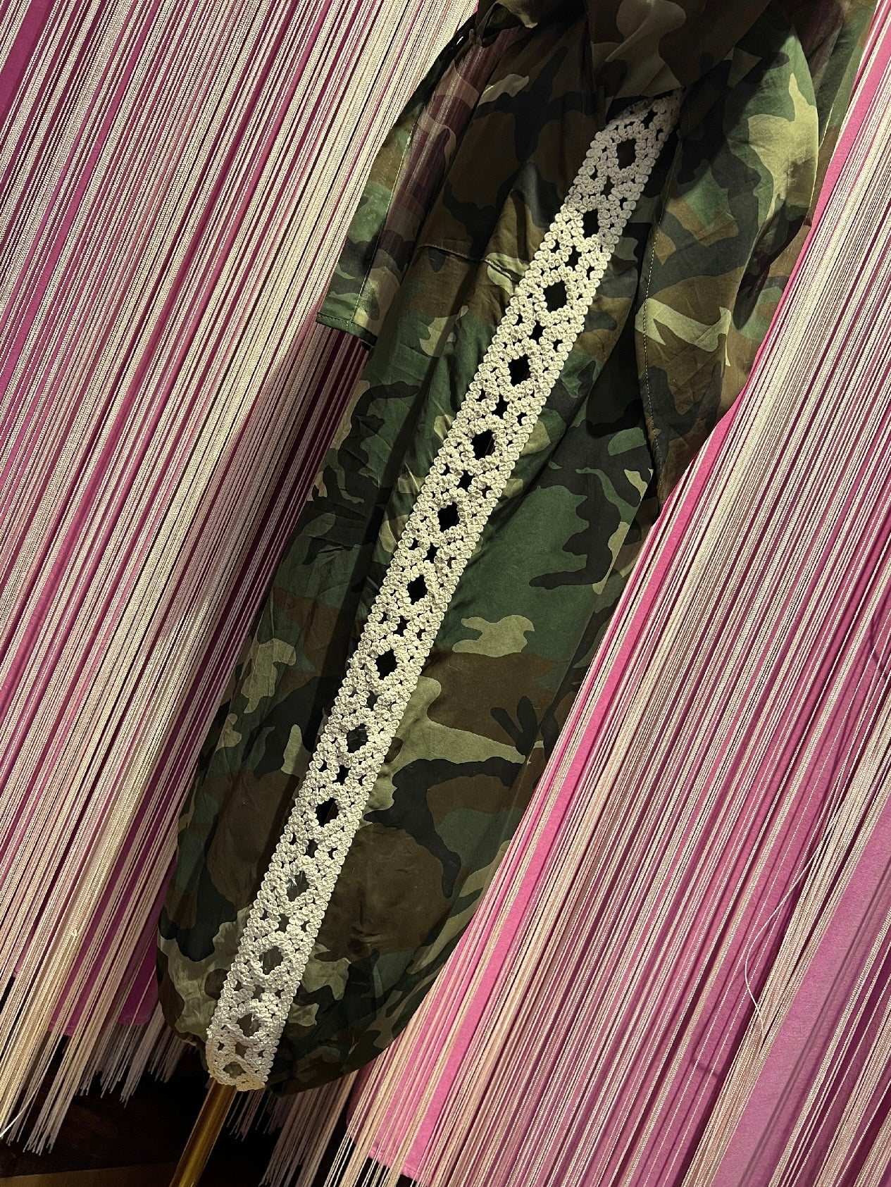 Mon amour Paris completo camouflage con dettagli crochet camicia over con stella nera e pantalone con elastico in vita e caviglia