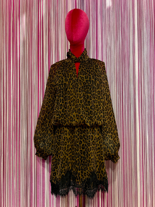 The room abito fantasia animalier con collo a nodo , maniche lunghe ampie , elastico vita e dettagli in  pizzo nero