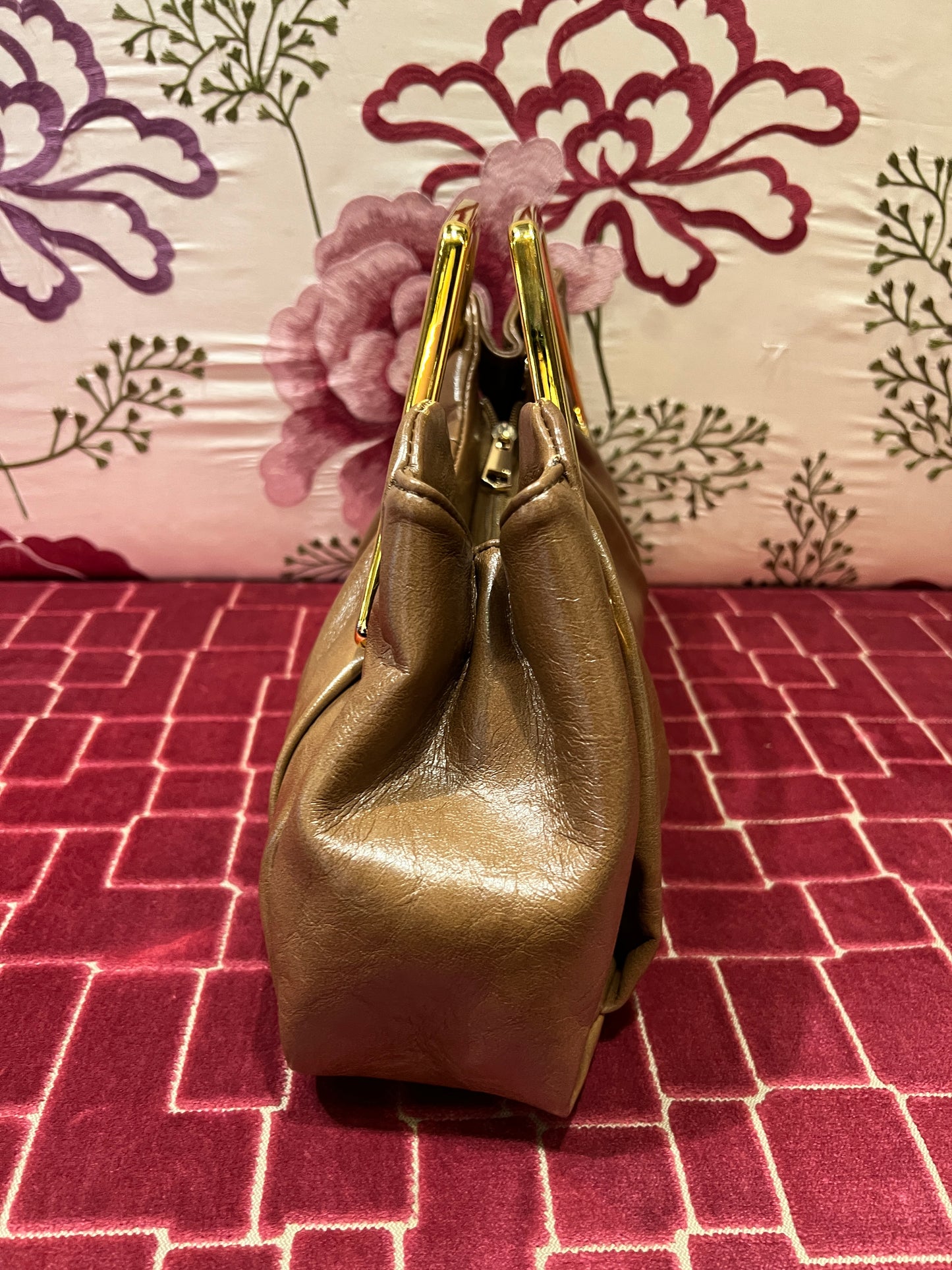 Borsa manico rigido effetto metallico color oro tracollina,ecopelle cammello
