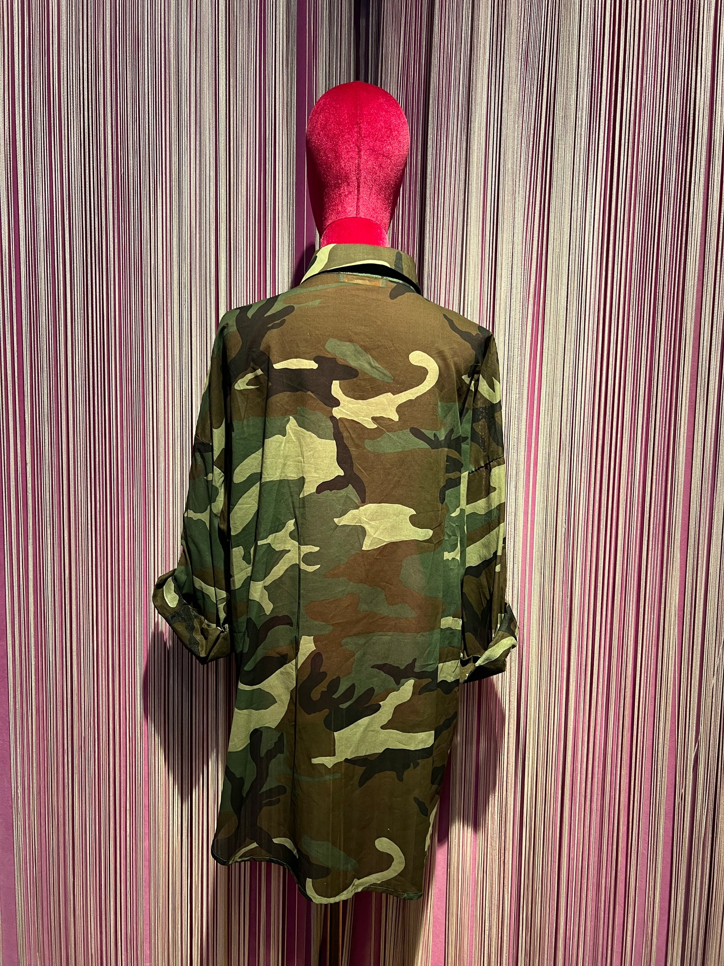 Mon amour Paris completo camouflage con dettagli crochet camicia over con stella nera e pantalone con elastico in vita e caviglia