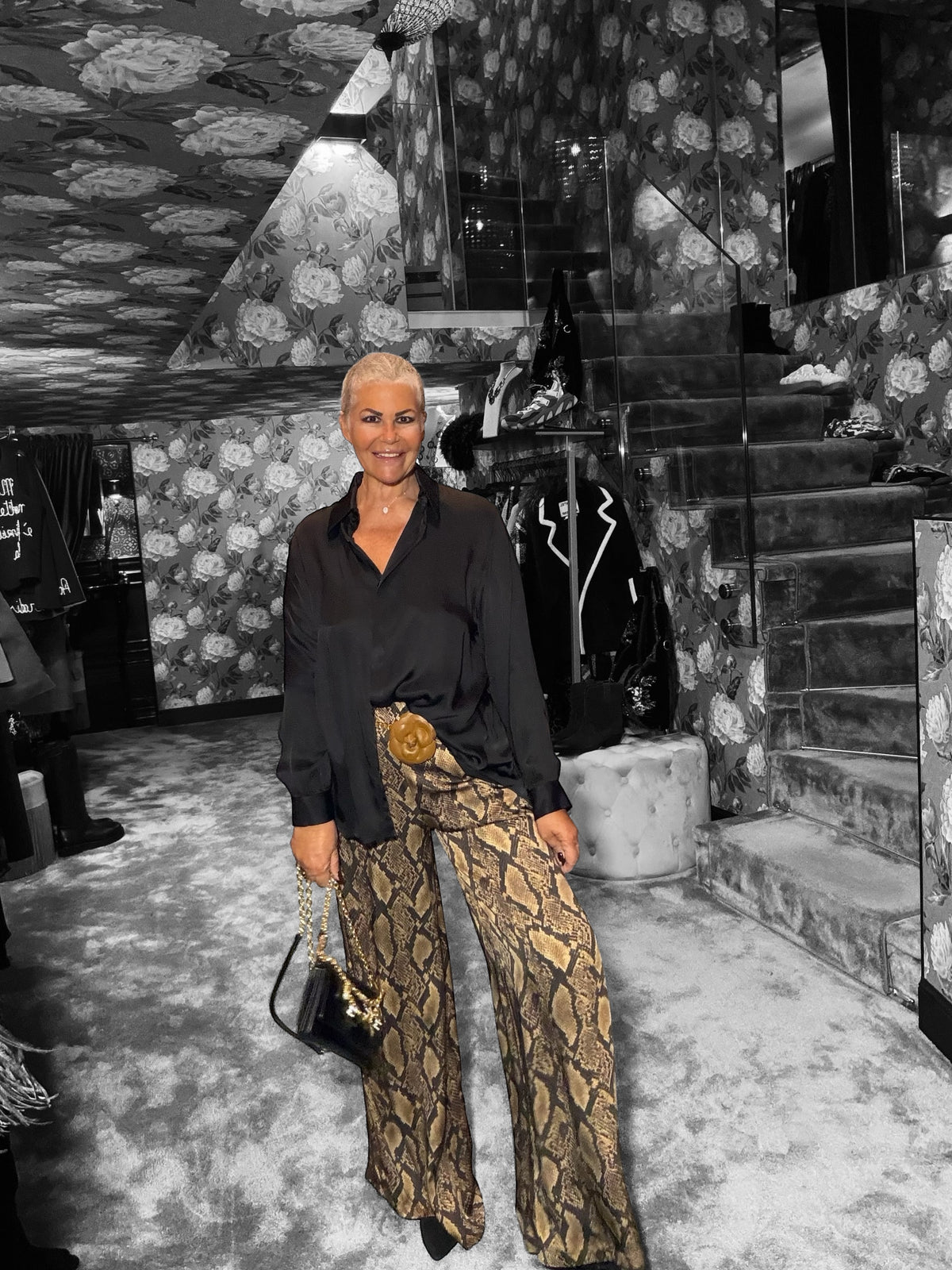 The room completo in viscosa camicia nera e pantalone stampa animalier pitonata