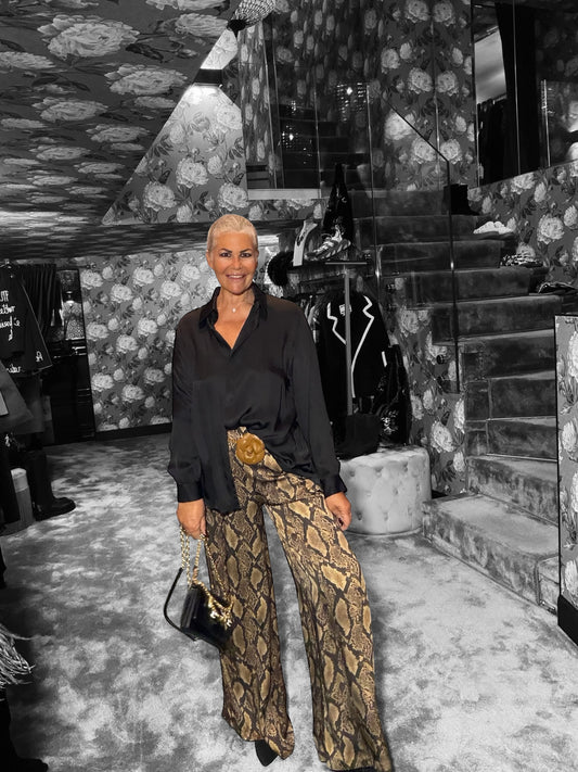 The room completo in viscosa camicia nera e pantalone stampa animalier pitonata