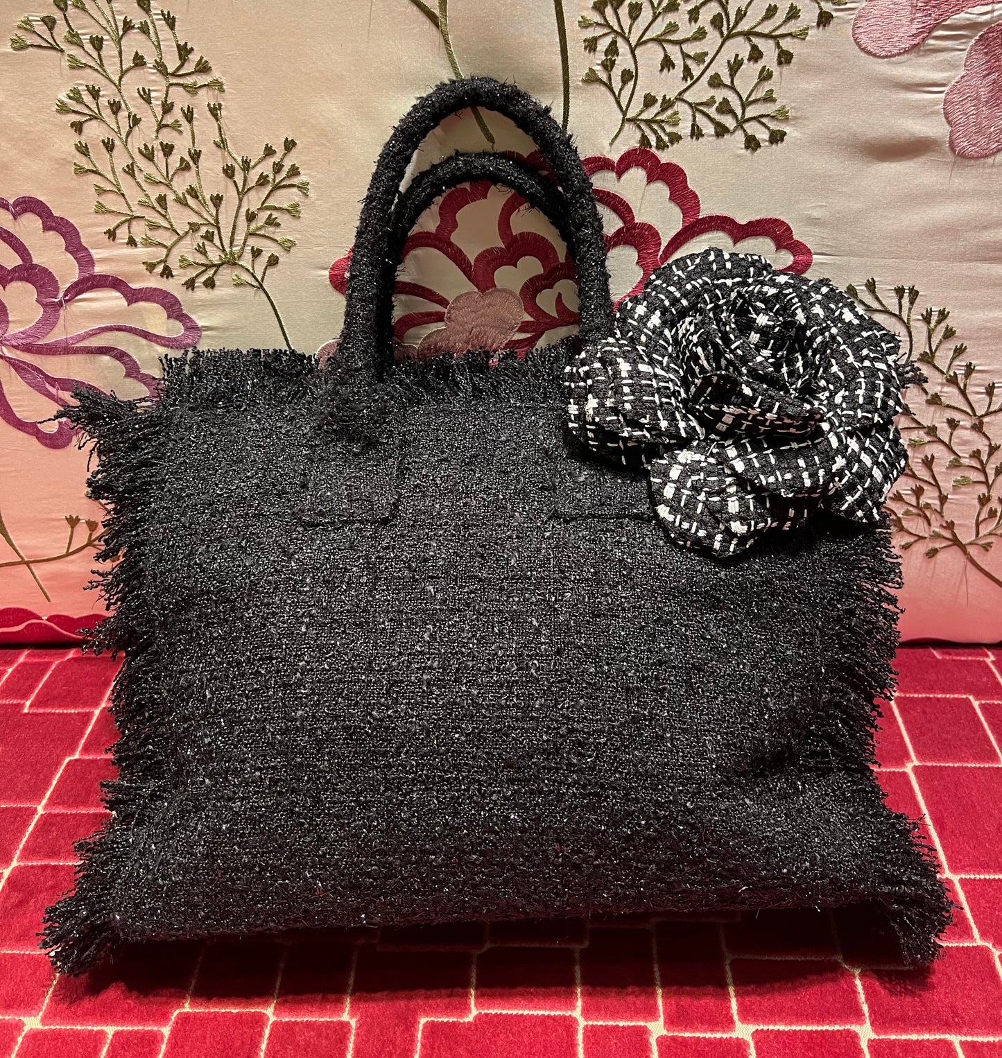 Borsa tessuto tweed nero con fiore nero e bianco tracollina