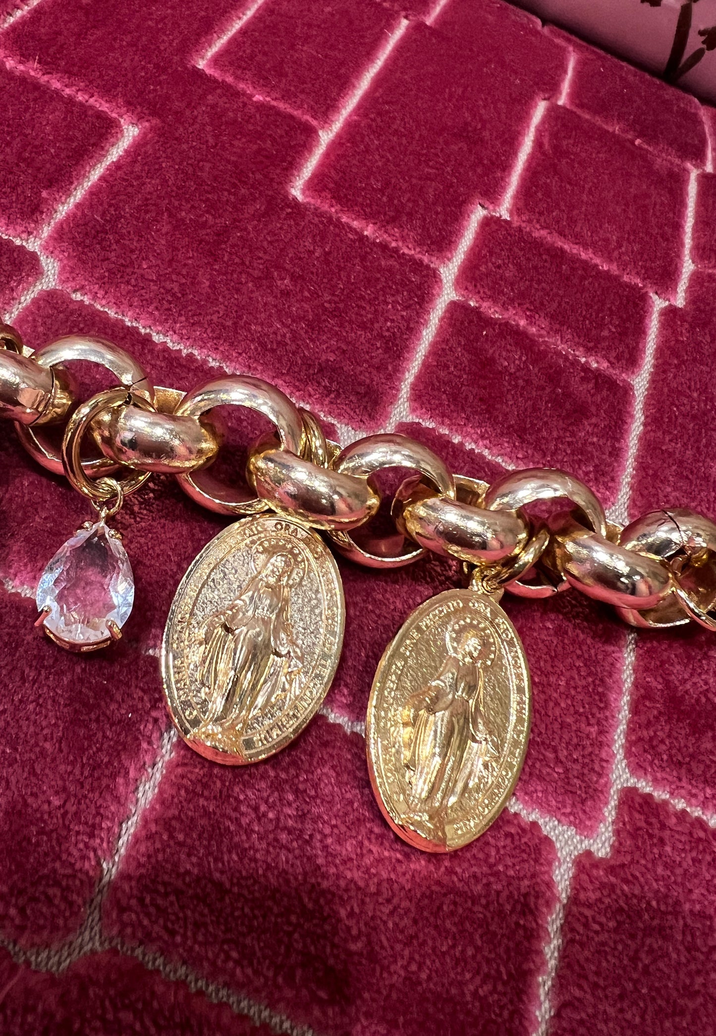 TittiBi bracciale barocco con medaglie acciaio dorato chiusura strass
