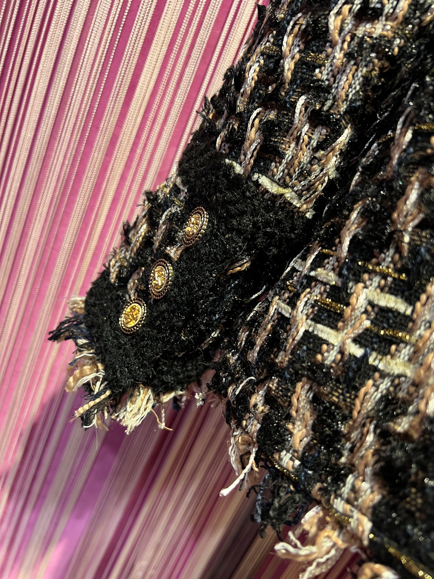 ABpink 🩷 giacca in tweed  nera e oro con fiocco panna