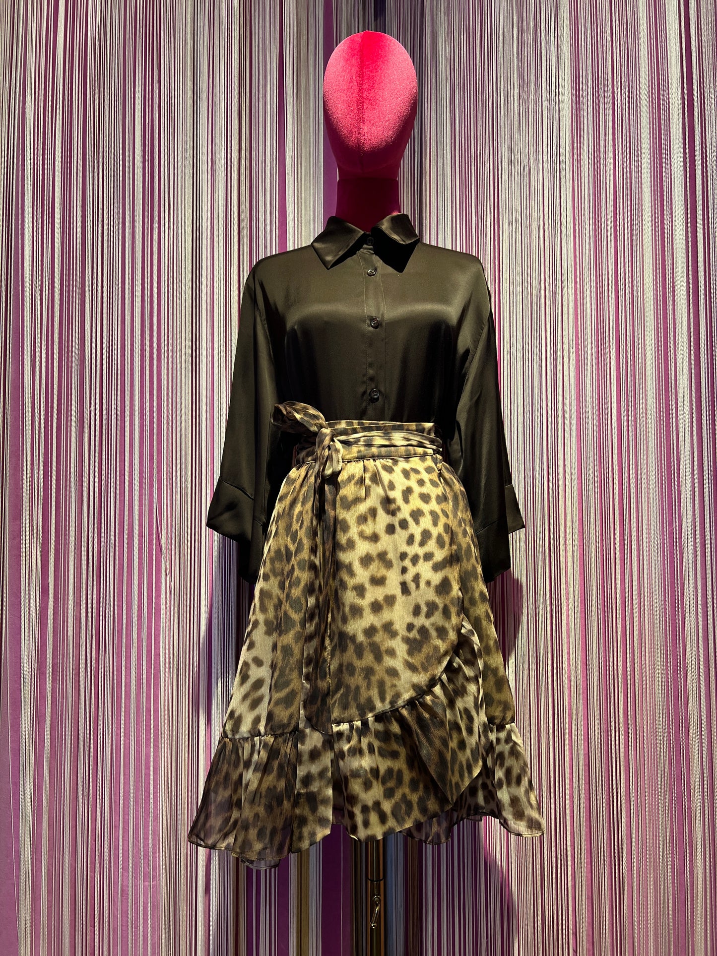 The room completo camicia satin cioccolato e gonna maculata con rouche
