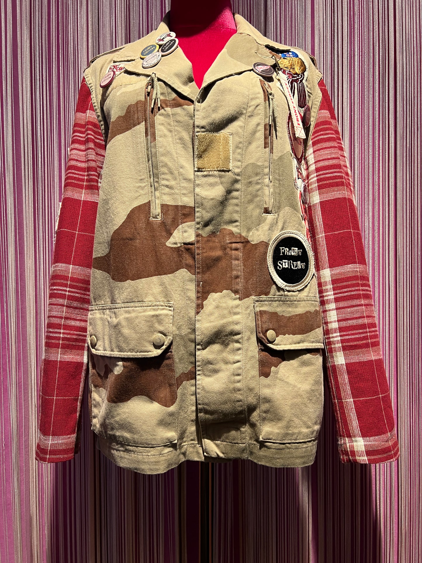 Front street -30% di sconto sahariana camouflage con maniche a contrasto , applicazioni patch di spille