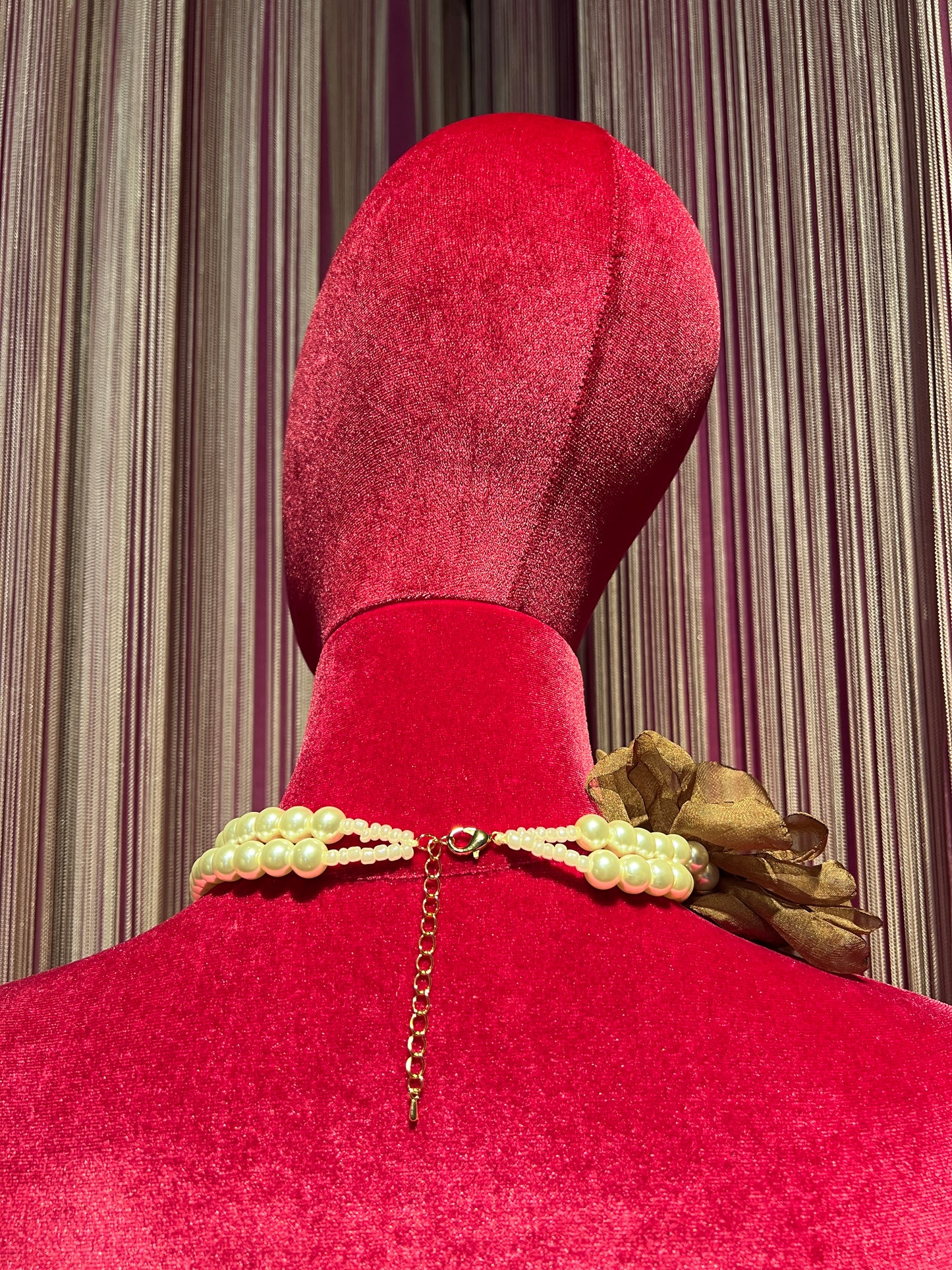 Collana perle due fili con fiore in tessuto