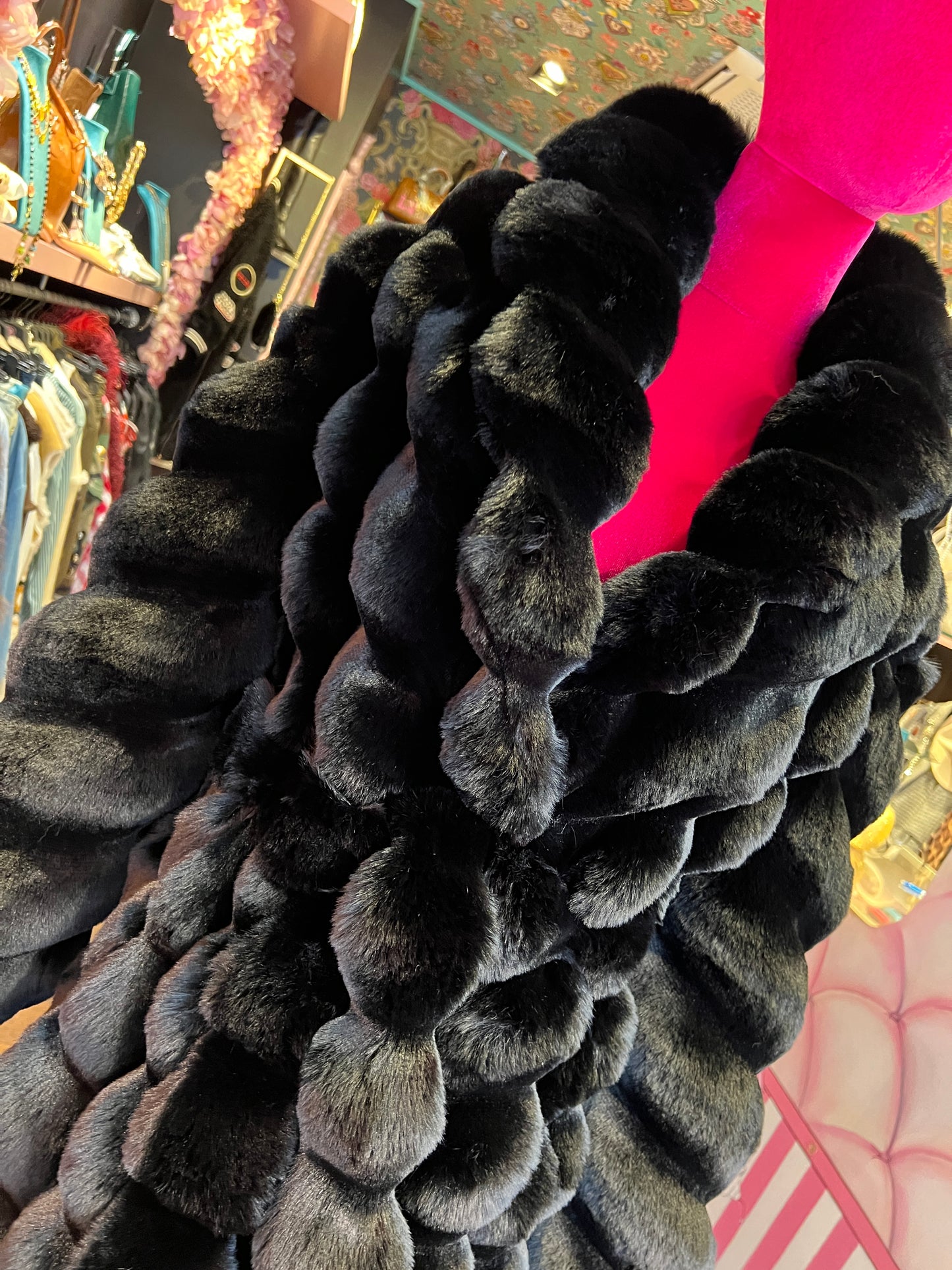 Uncommon cappotto lungo ecopelliccia cincilla’ nera con cinta