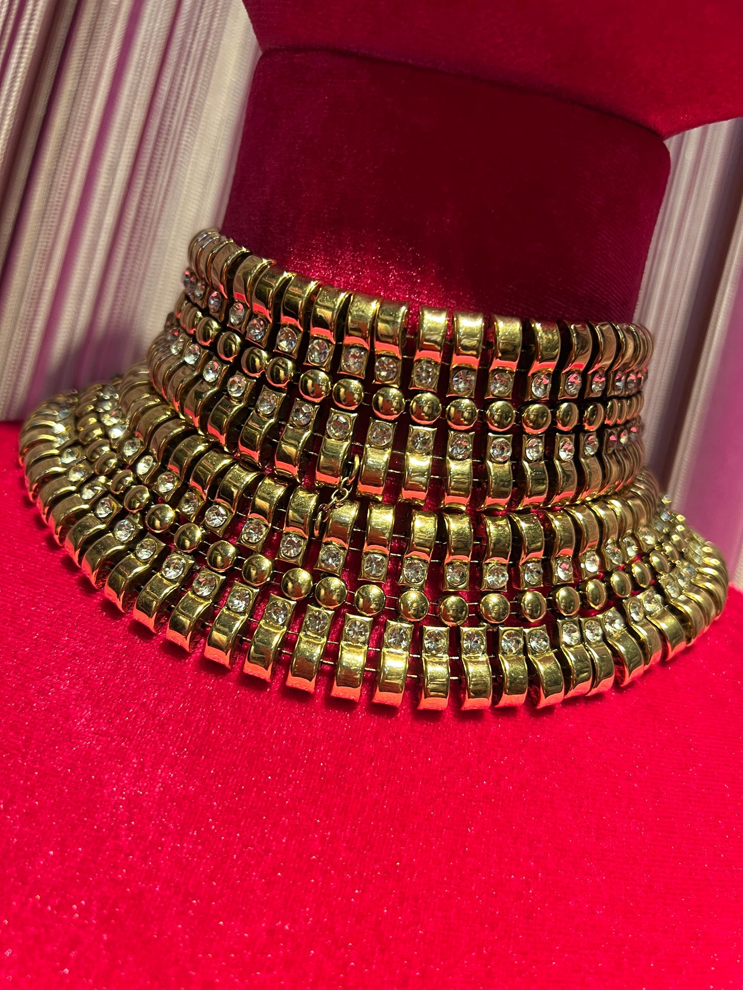 Choker dorato a più fili con maglie rettangolari alternati a fili dí Swarovski