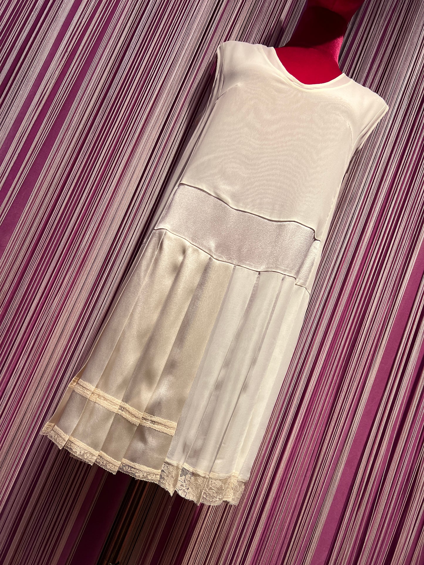 Semicouture -40% di sconto abito smanicato in georgette e raso con parte sottostante a pieghe bordate pizzo