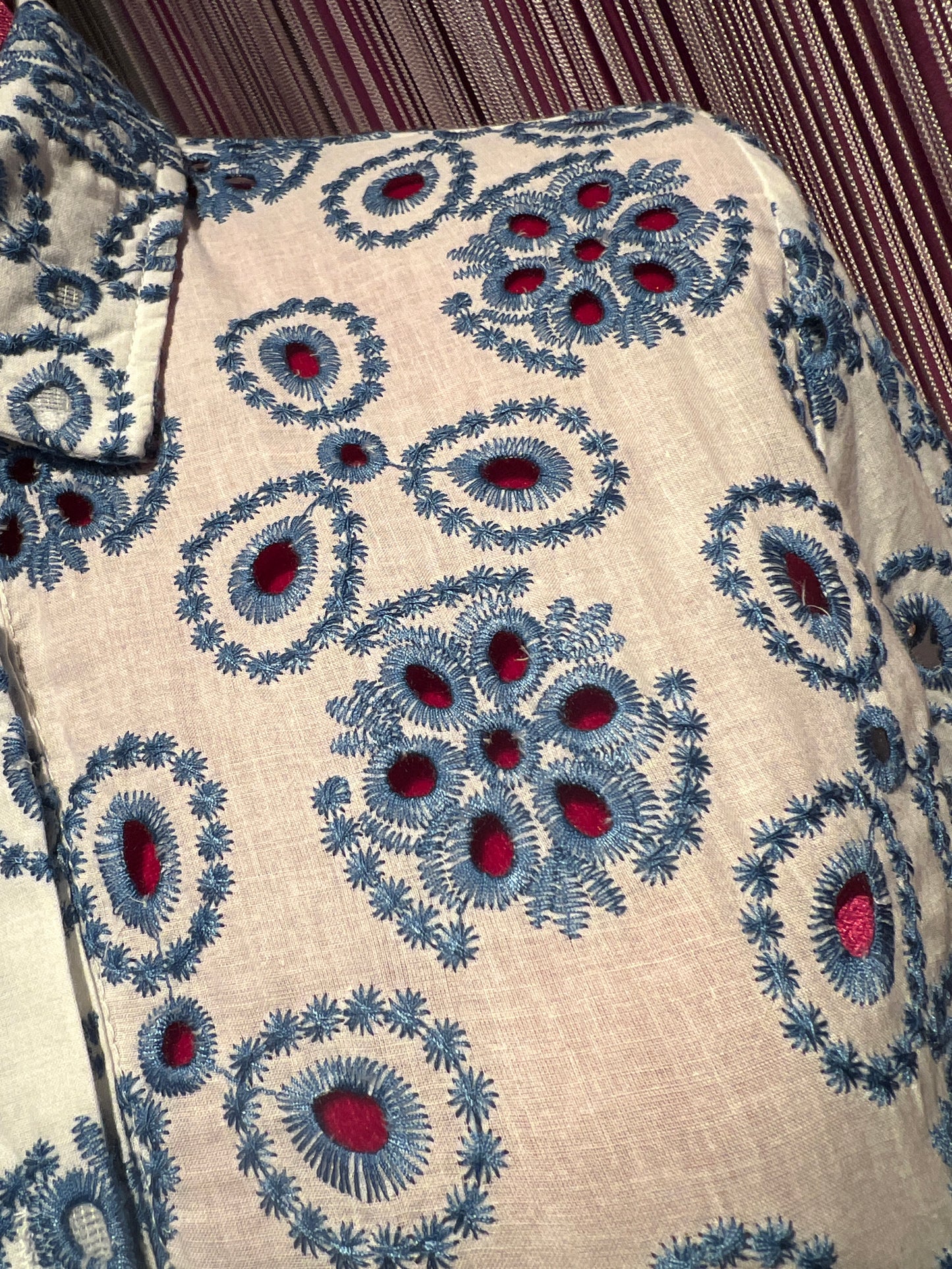 Mon amour Paris camicia di cotone lavorazione sangallo ricami azzurri fondo bianco