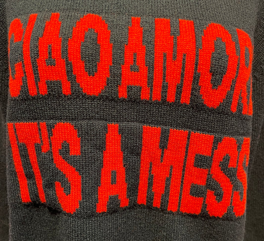 Giada Benincasa maglia girocollo blu con scritta “ Ciao amore it’s a mess “